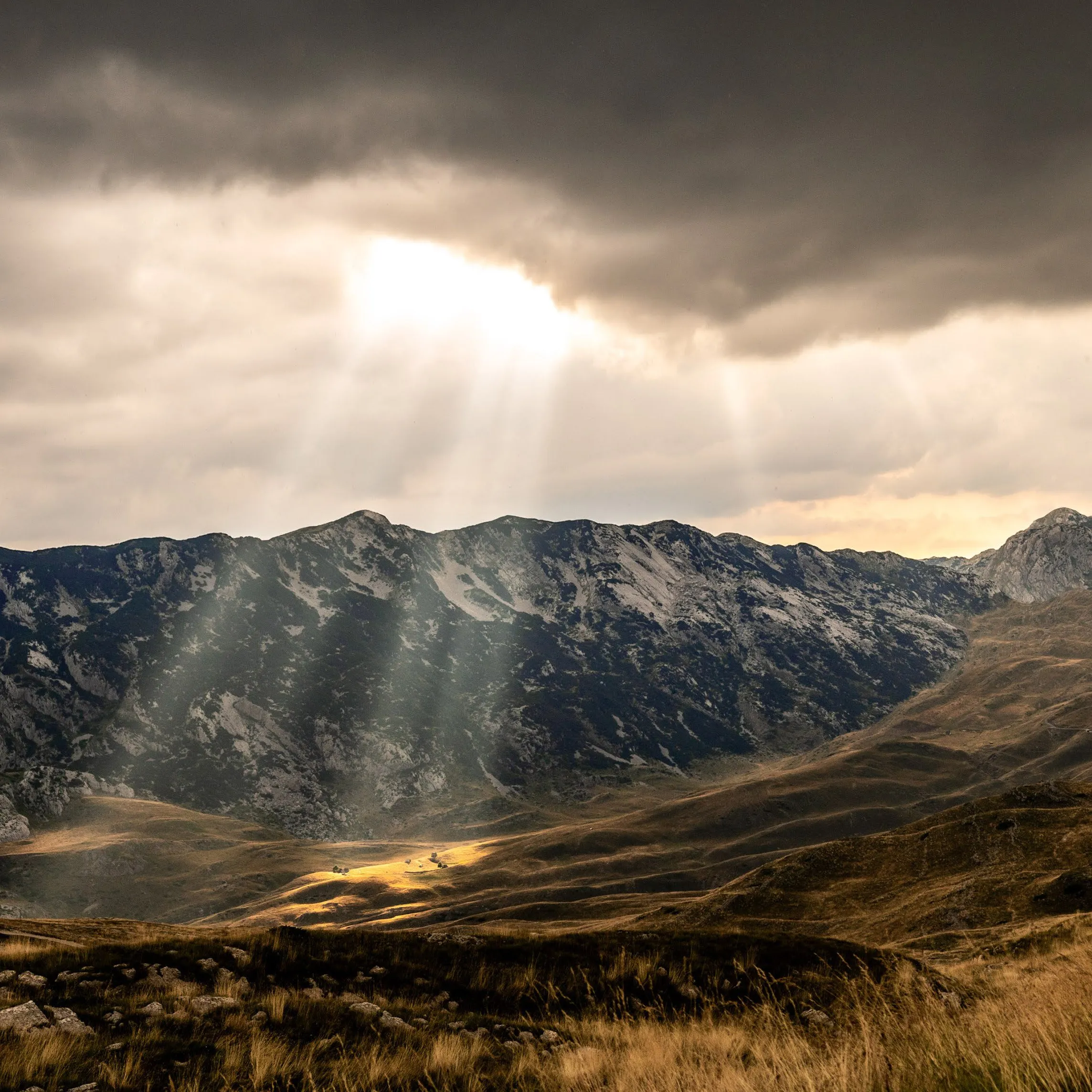 Promienie słońca nad masywem Durmitor w Czarnogórze