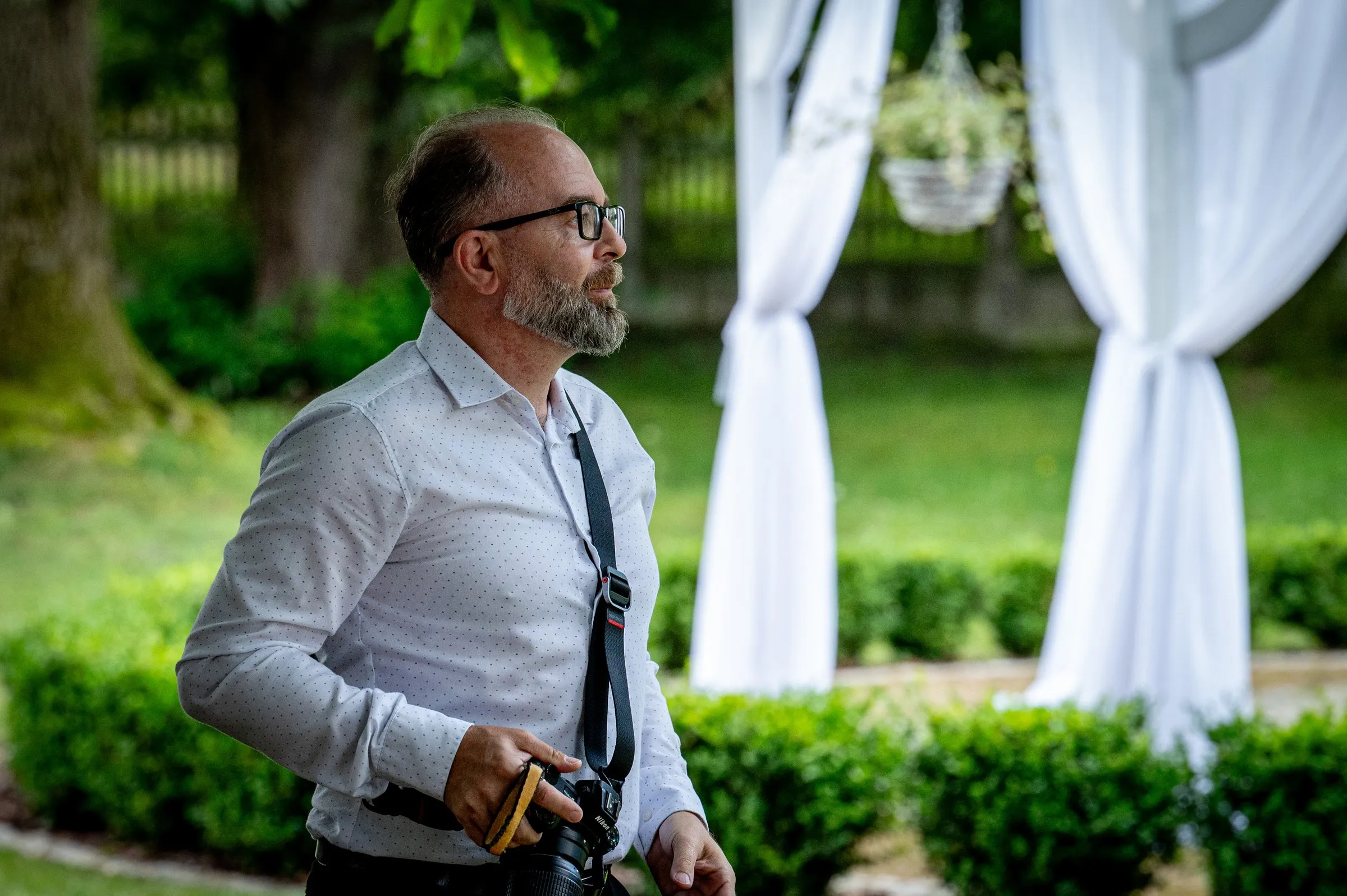 Aleksander Jończyk, fotograf ze Świdnicy, z aparatem podczas reportażu ślubnego