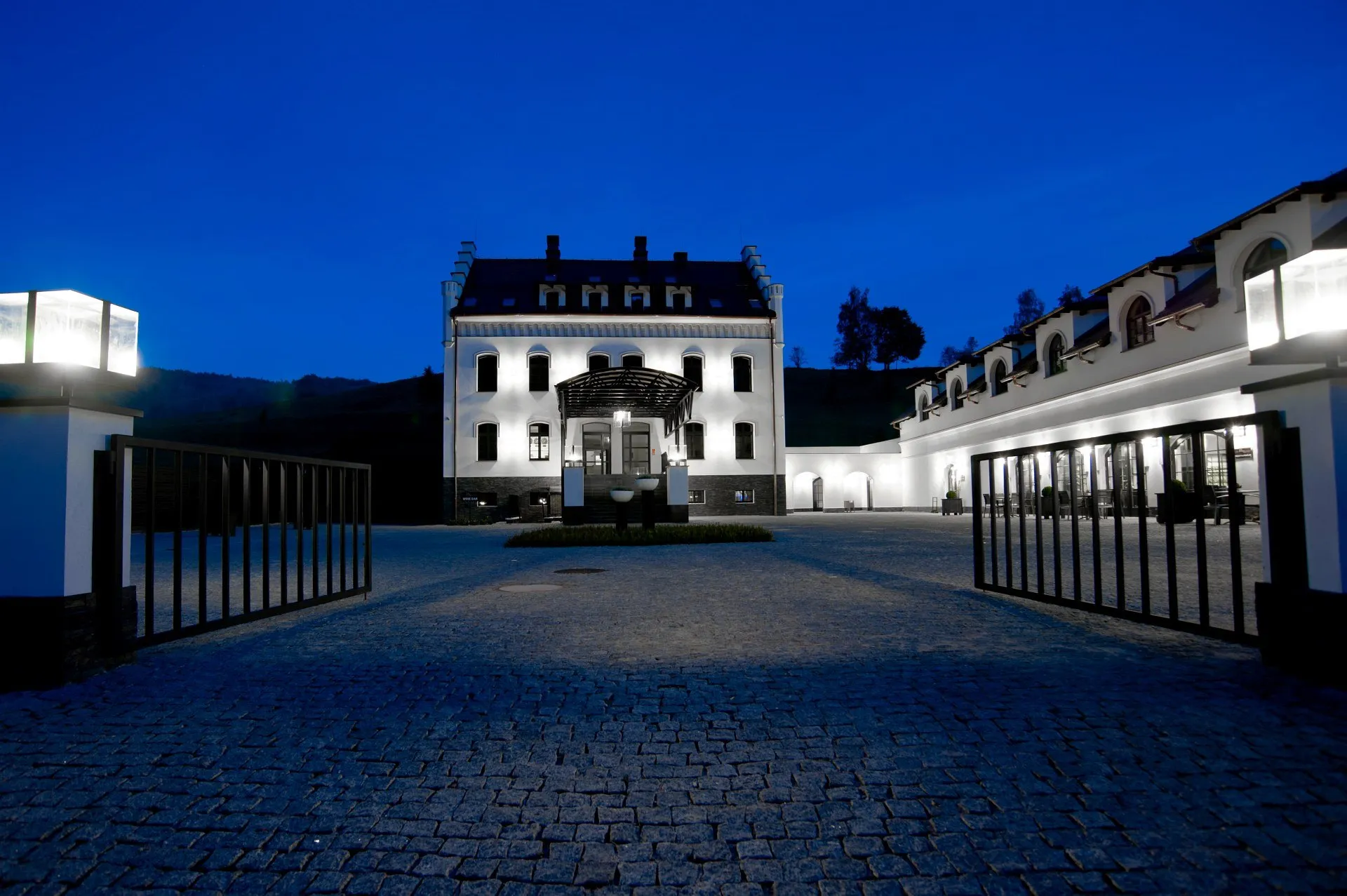 Hotel w pałacu nocą