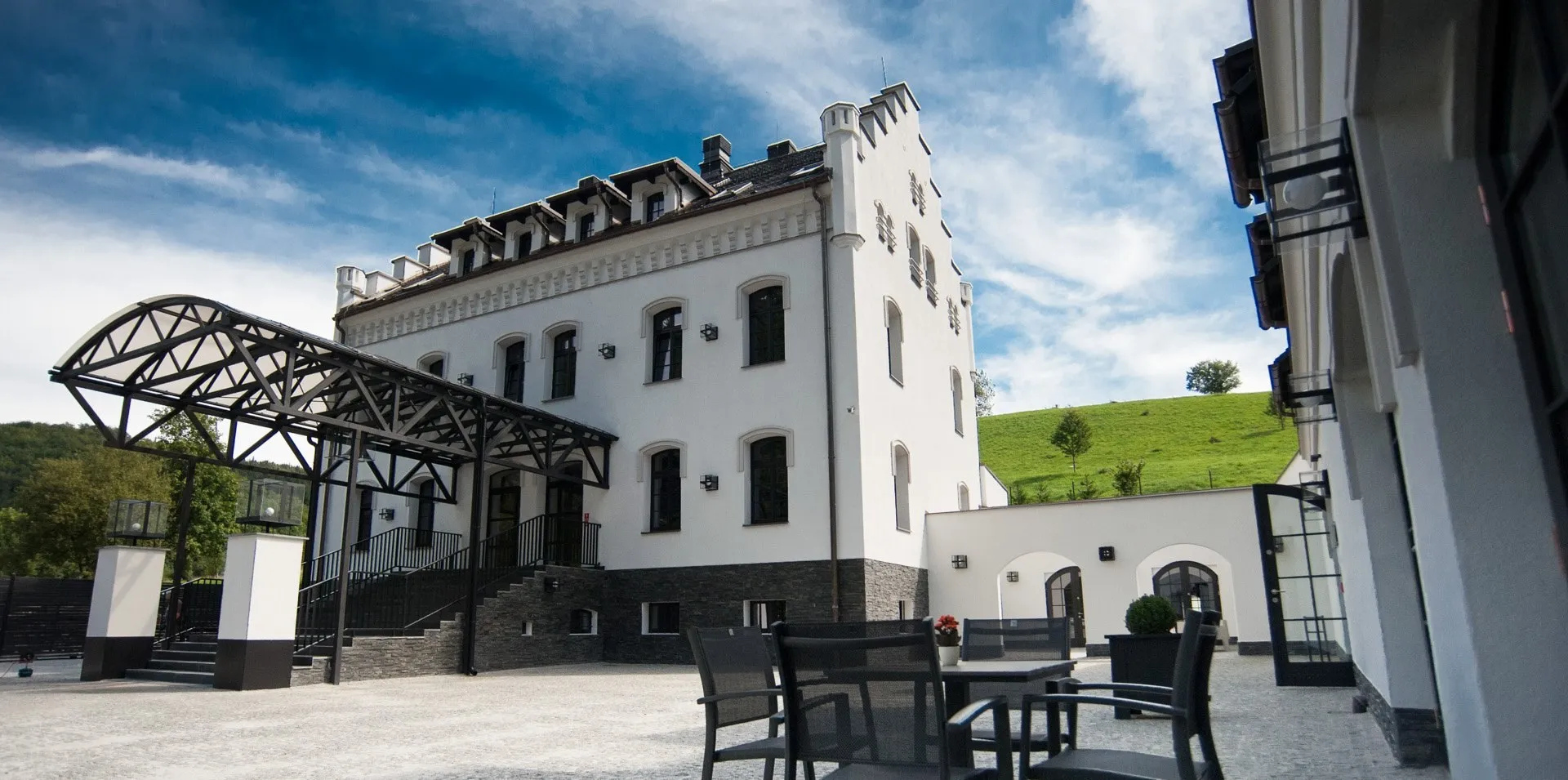 Hotel w odrestaurowanym pałacu — fotografia obiektu