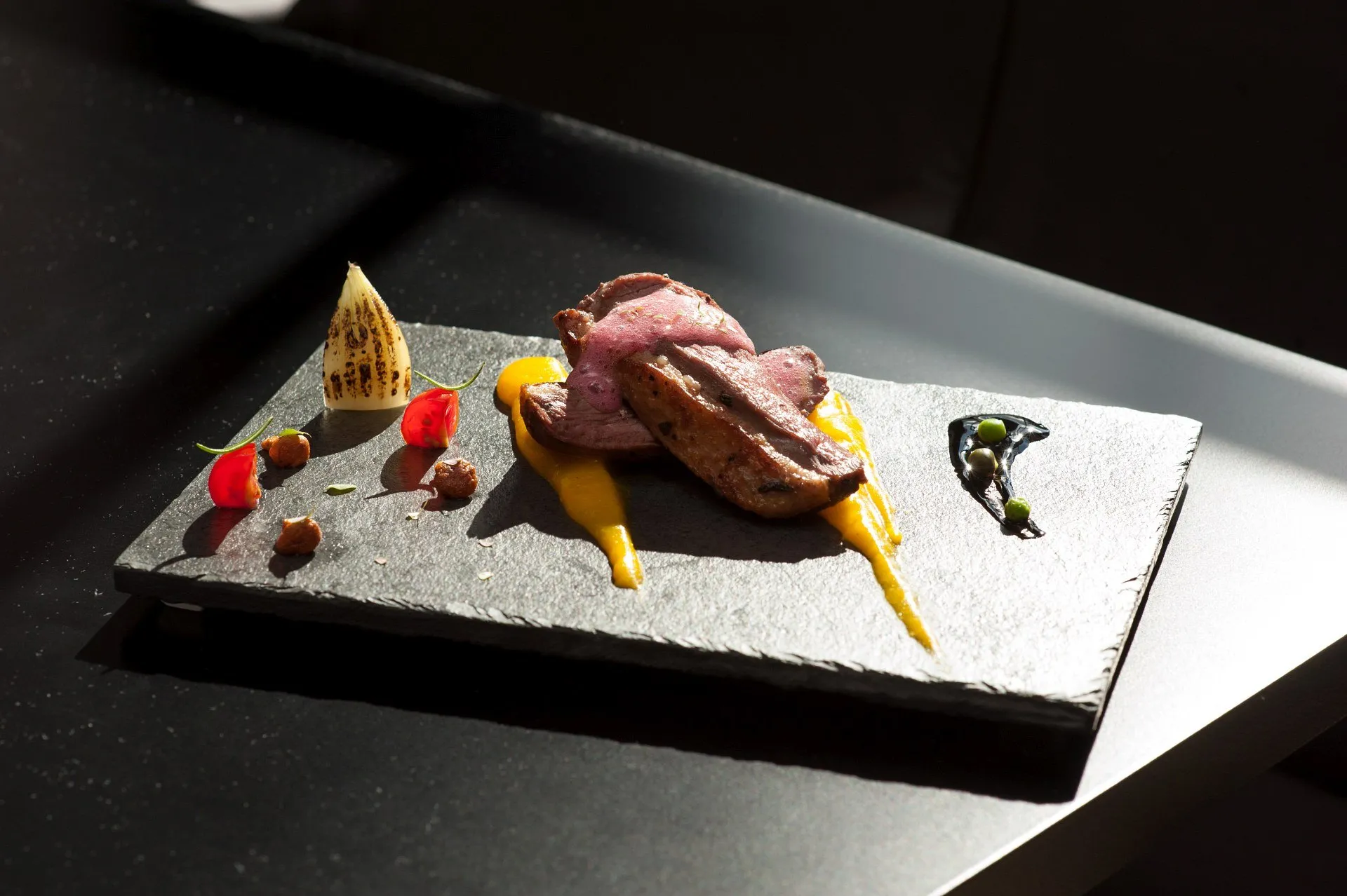 Danie na łupku — fotografia kulinarna dla restauracji