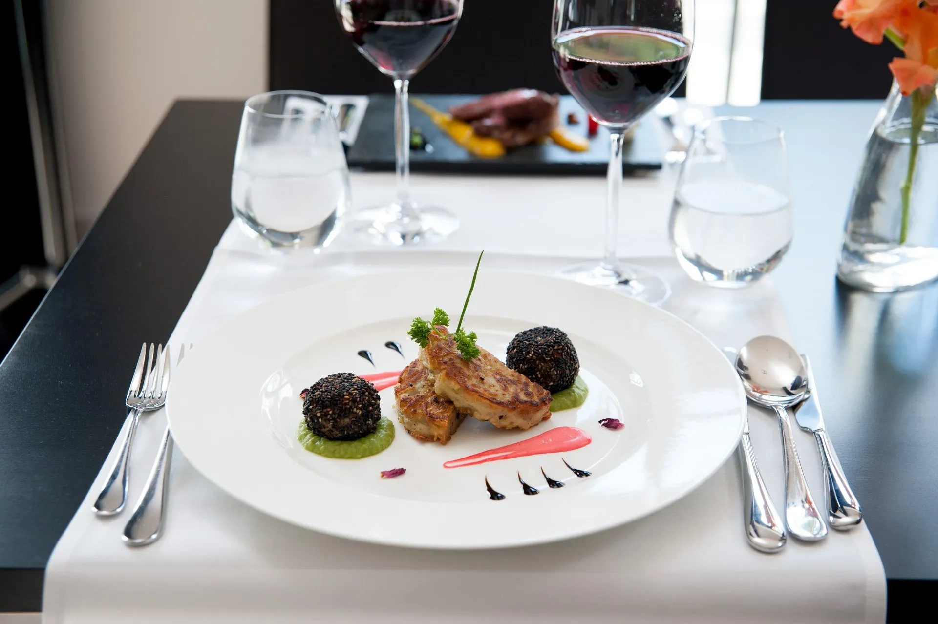 Nakryty stół w restauracji z kieliszkami wina