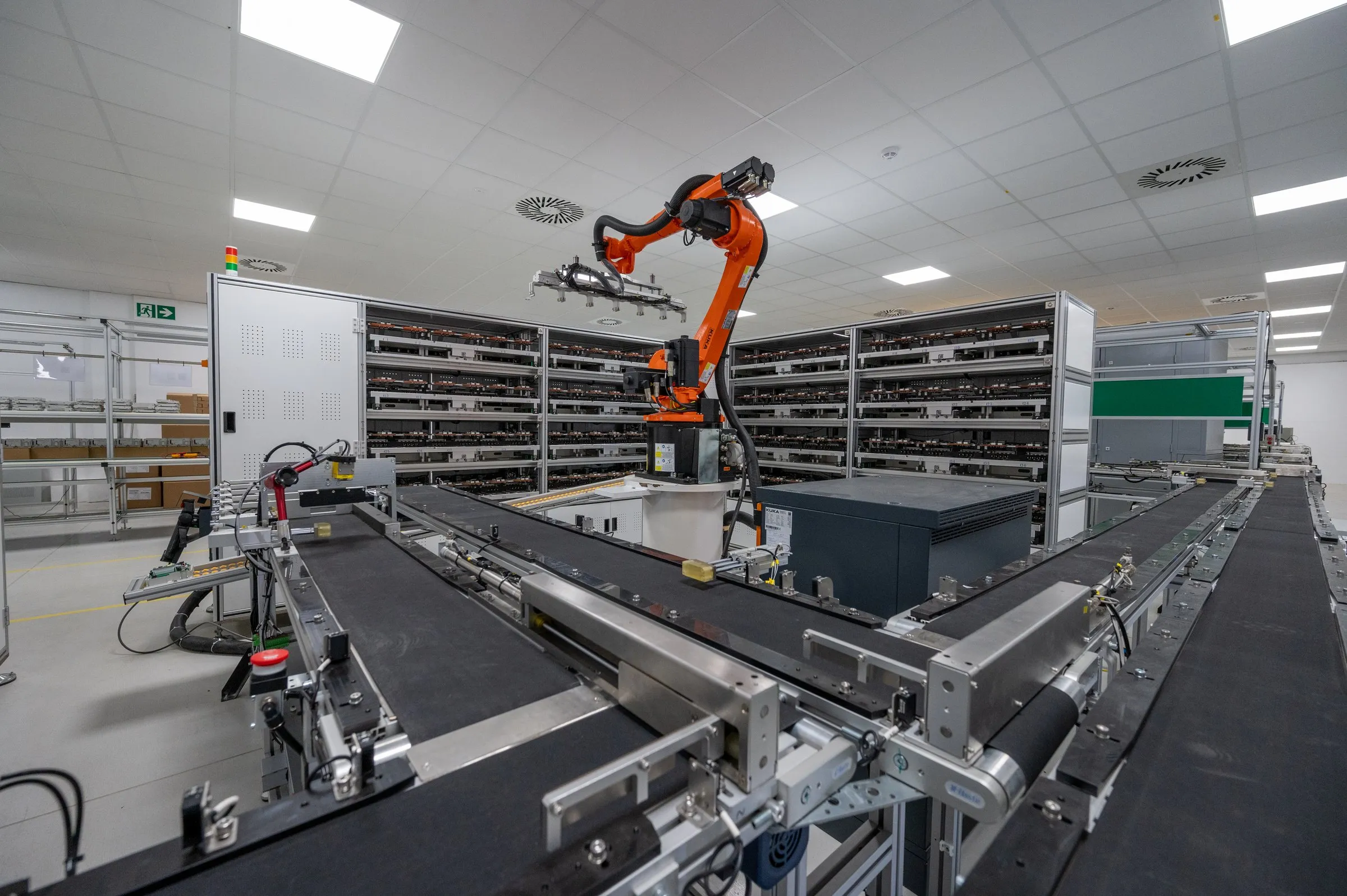 Robot przemysłowy na zautomatyzowanej linii produkcyjnej