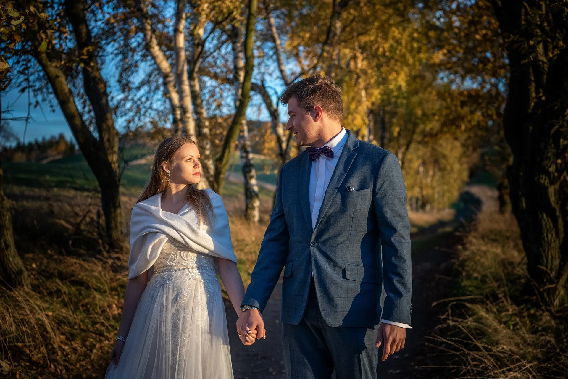 Para młoda wśród brzóz jesienią
