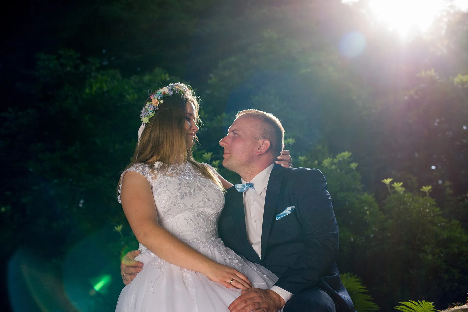 Para młoda w lesie w świetle zachodzącego słońca