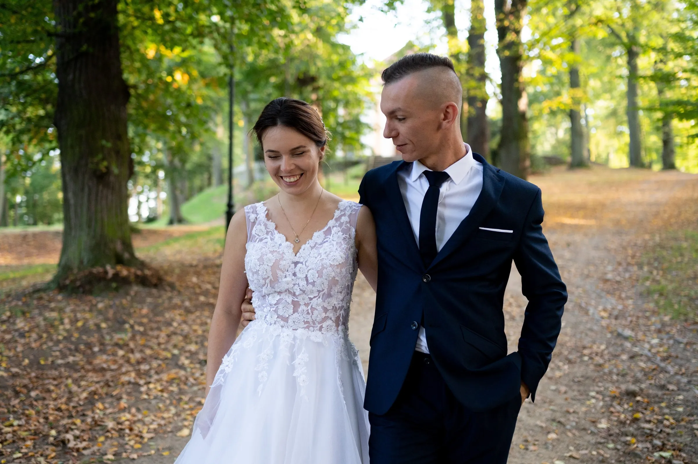 Para młoda w jesiennym parku Zamku Książ