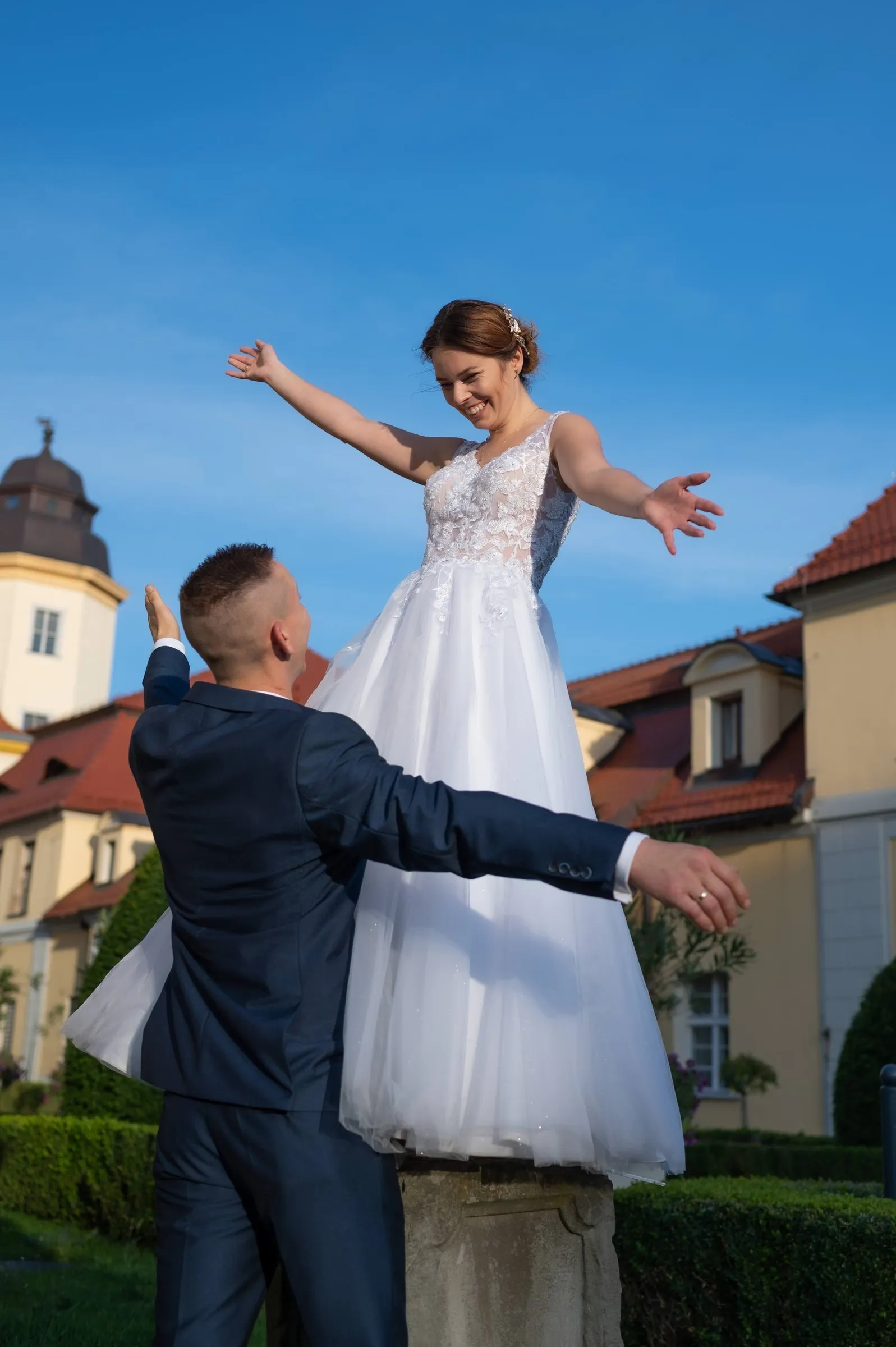 Radość pary młodej na tarasach Zamku Książ