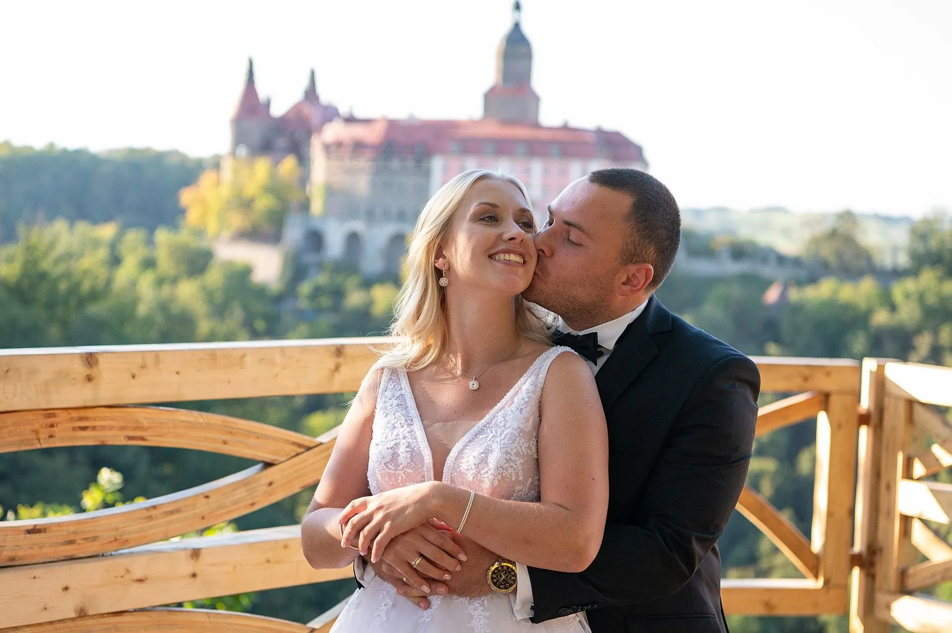 Para młoda na tarasie widokowym, w tle Zamek Książ
