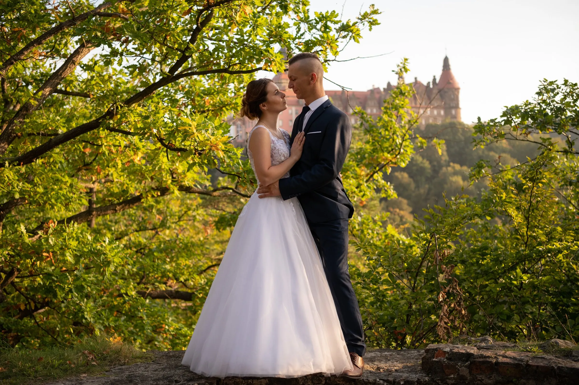 Para młoda o zachodzie z widokiem na Zamek Książ