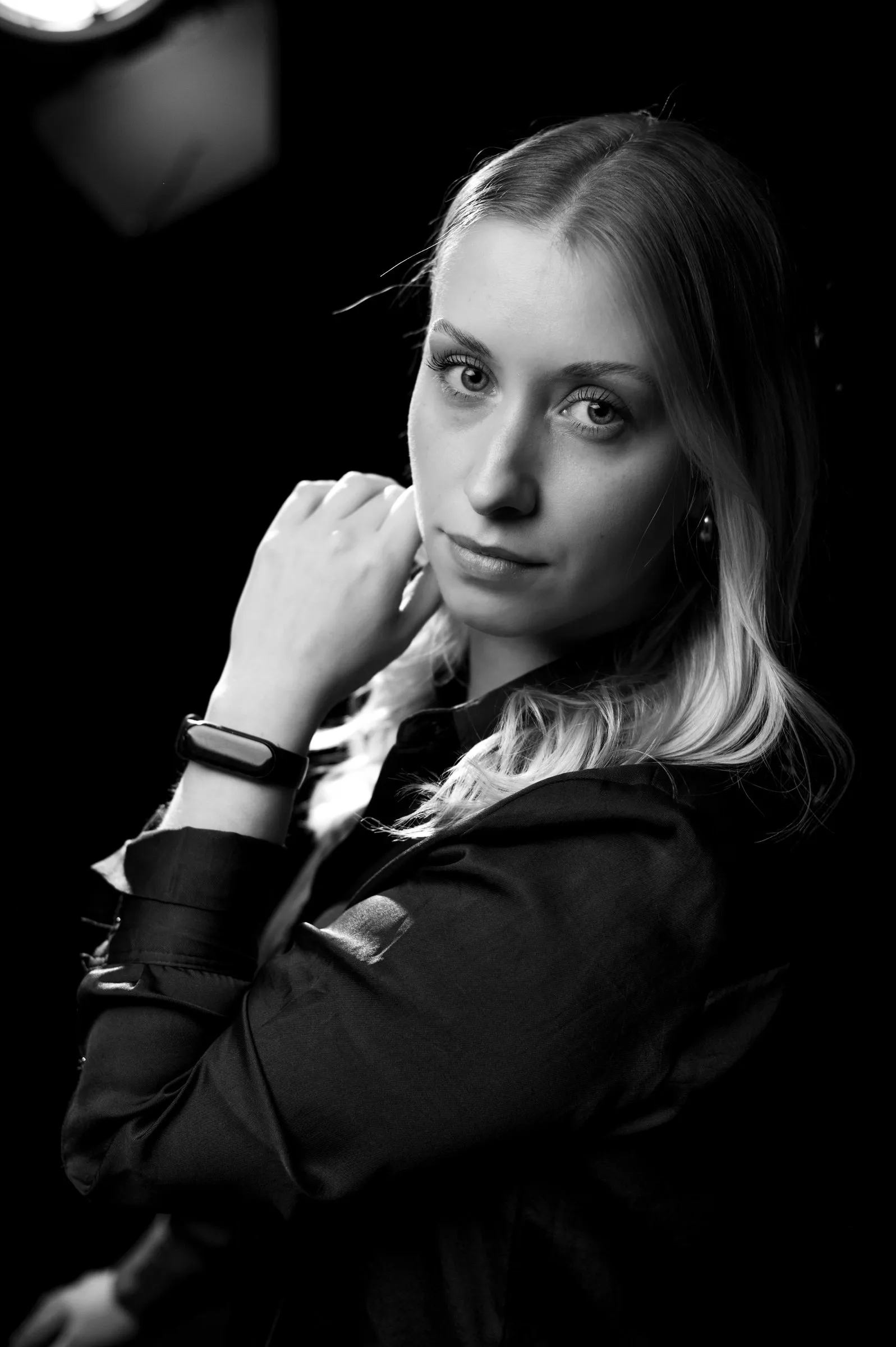 Czarno-biały portret kobiecy w stylu low-key