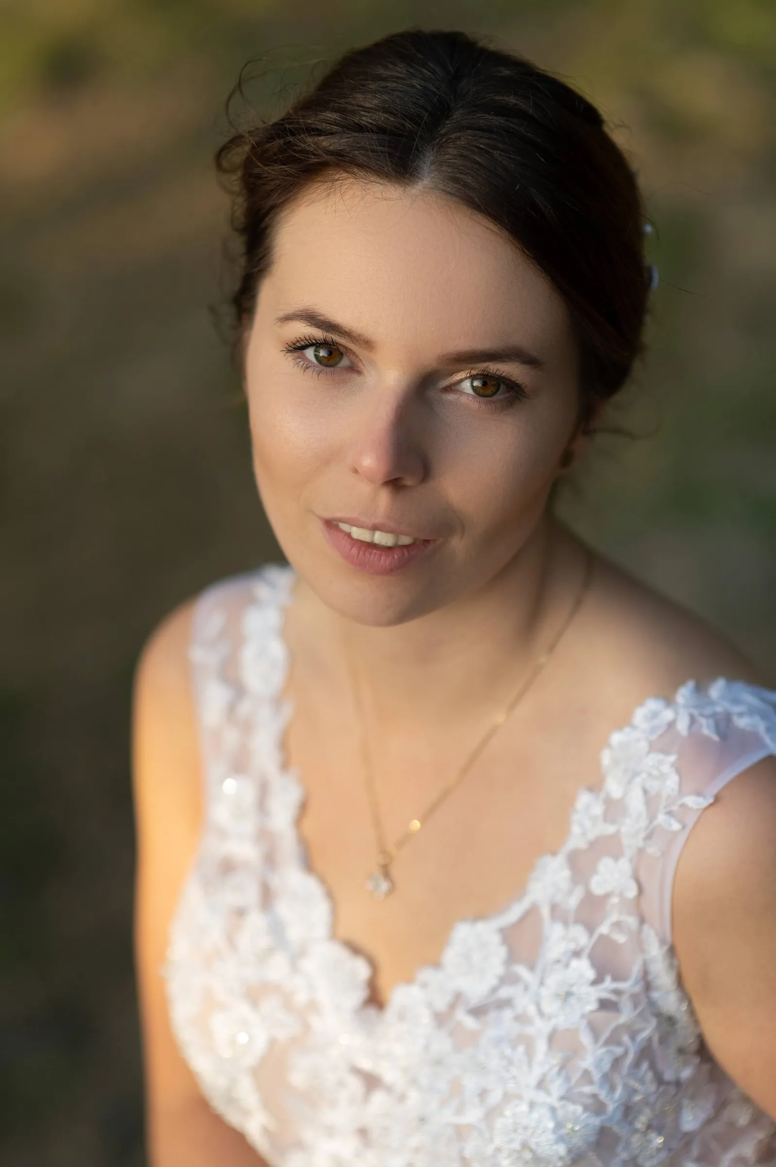 Portret panny młodej w złotym świetle