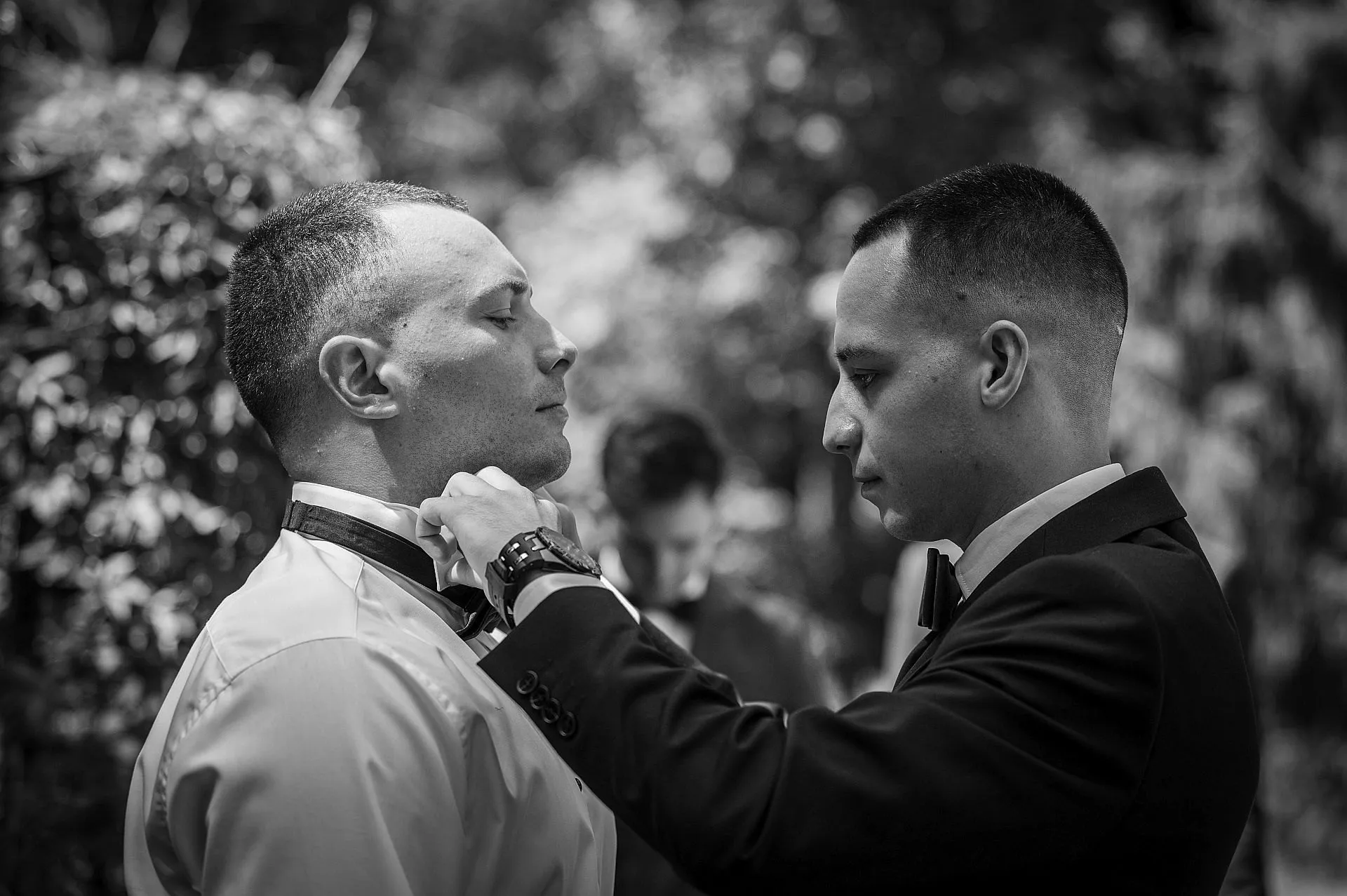 Świadek poprawia muchę pana młodego