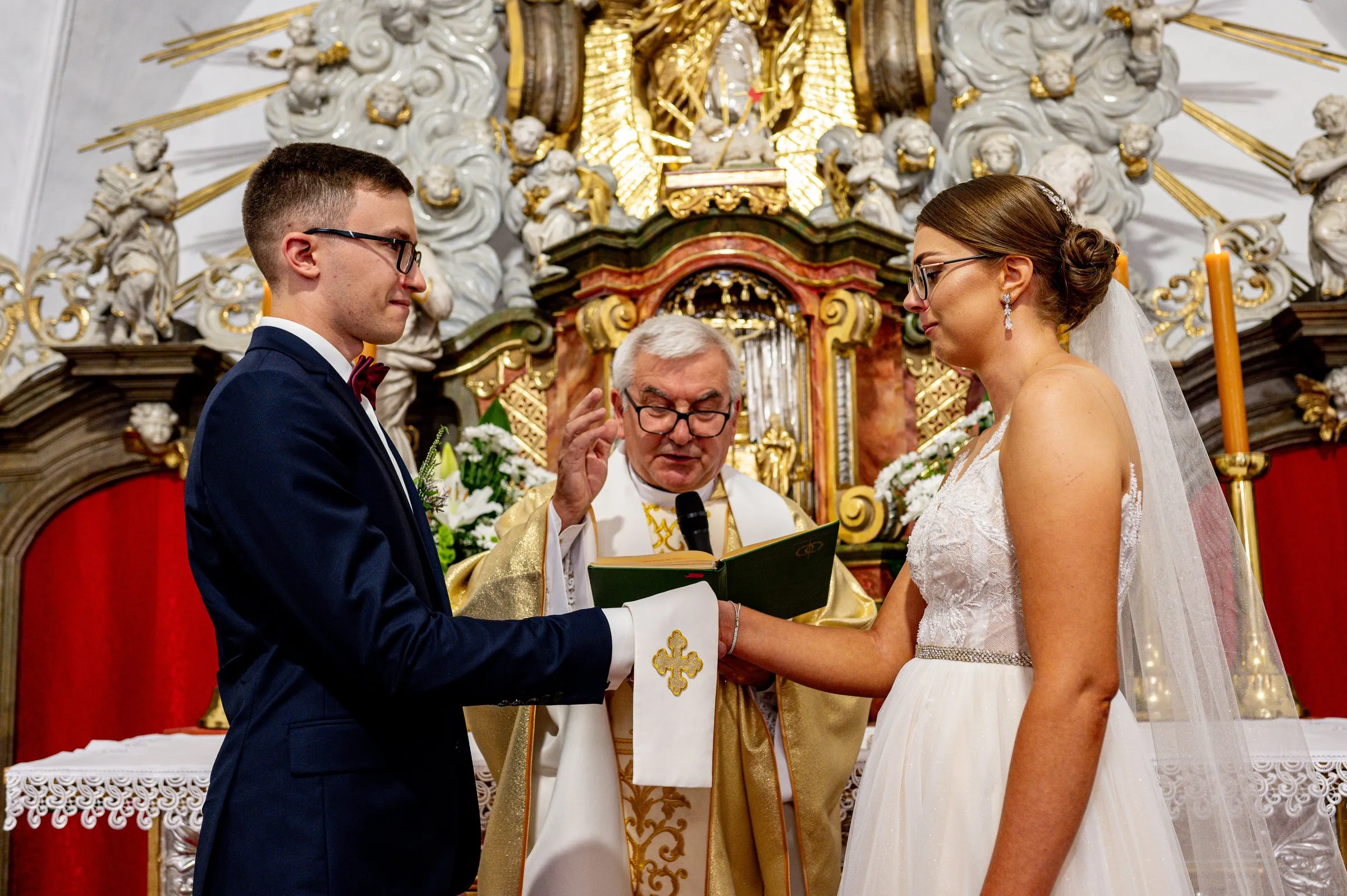 Przysięga małżeńska przy ołtarzu