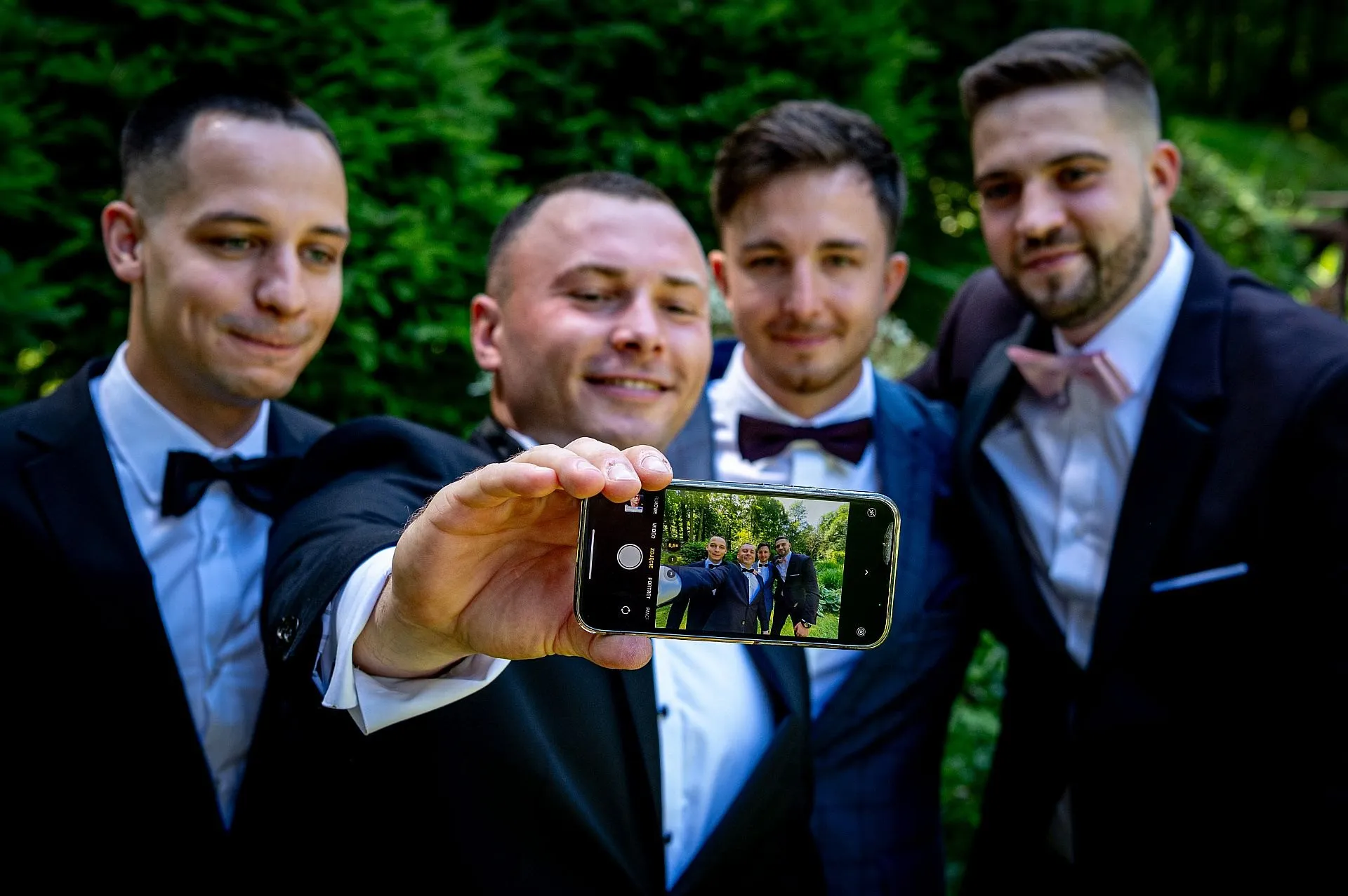 Pan młody robi selfie ze świadkami