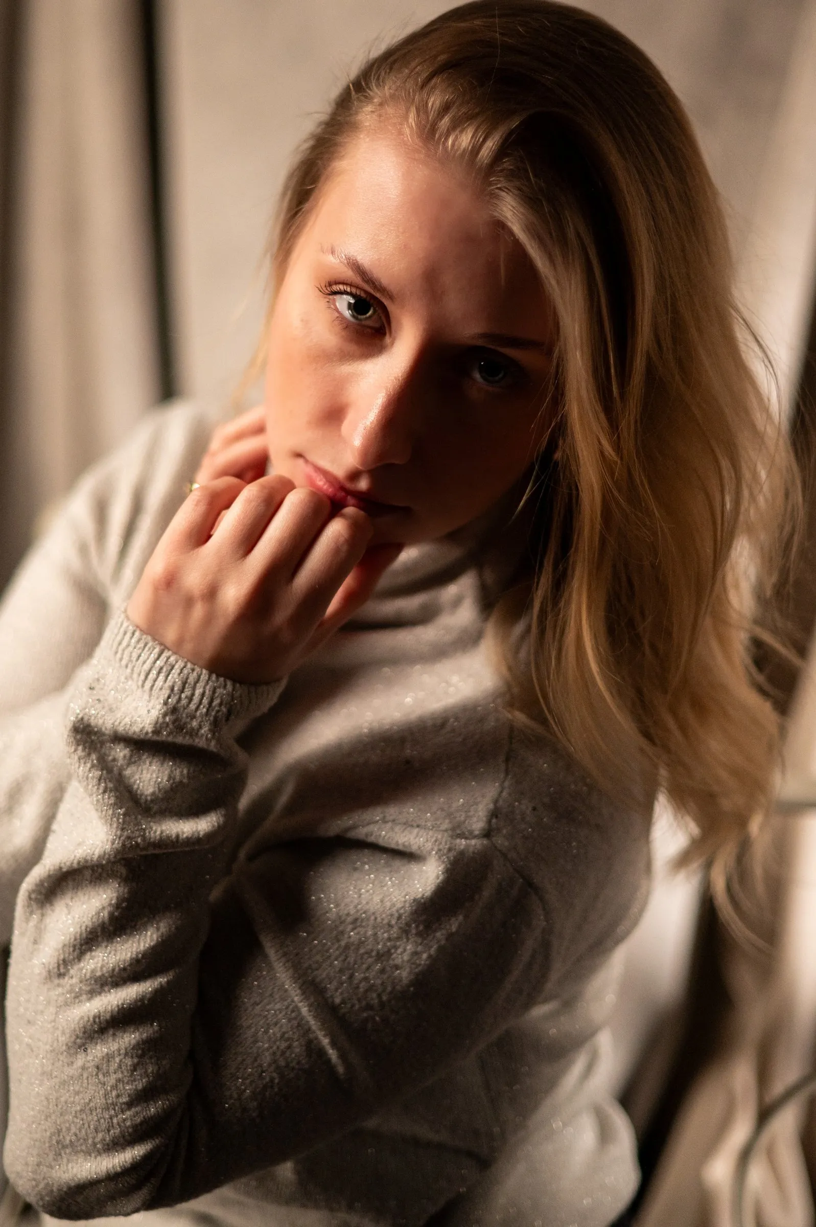Portret kobiecy w ciepłym, miękkim świetle