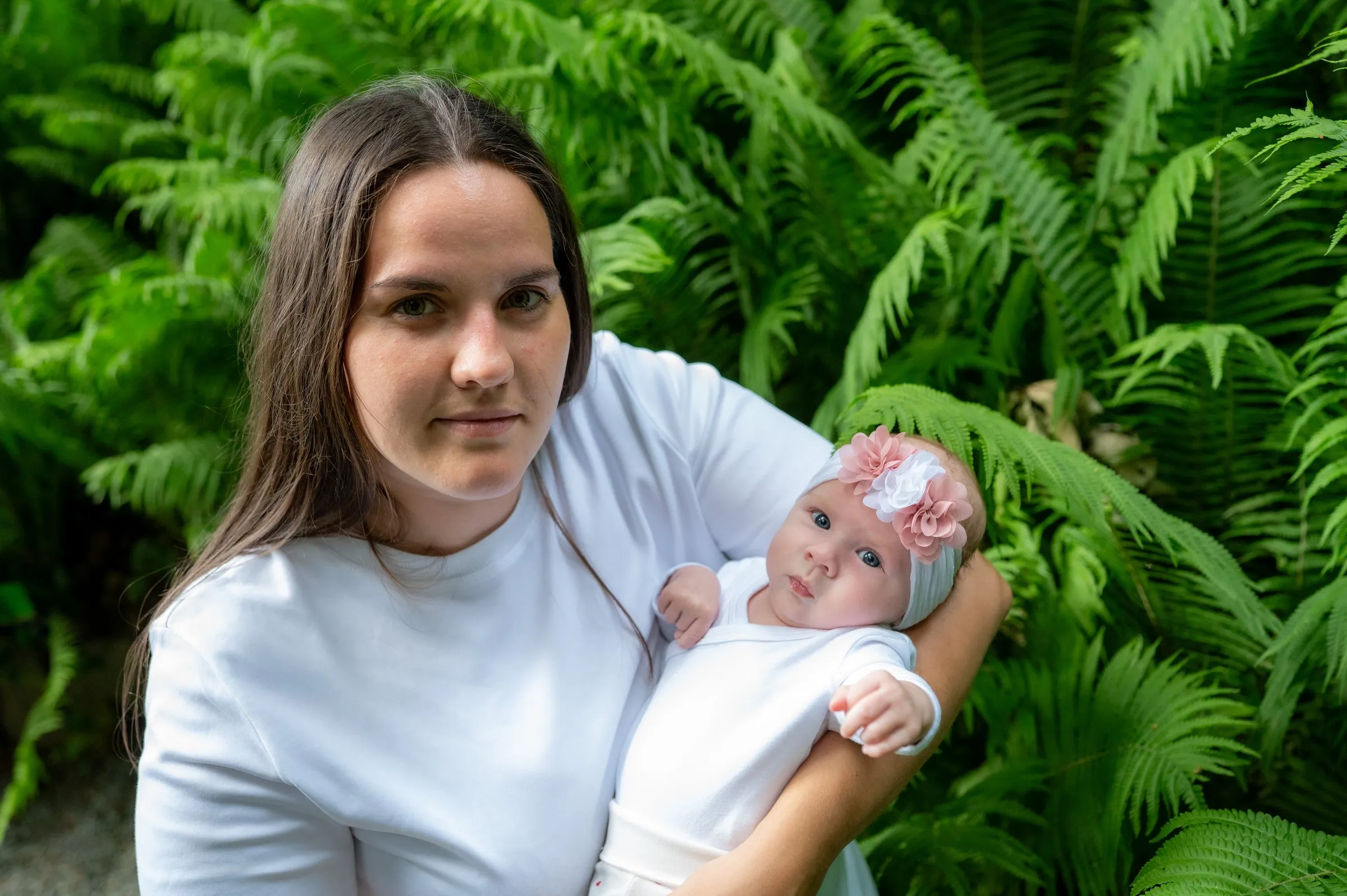 Mama z dzieckiem wśród paproci