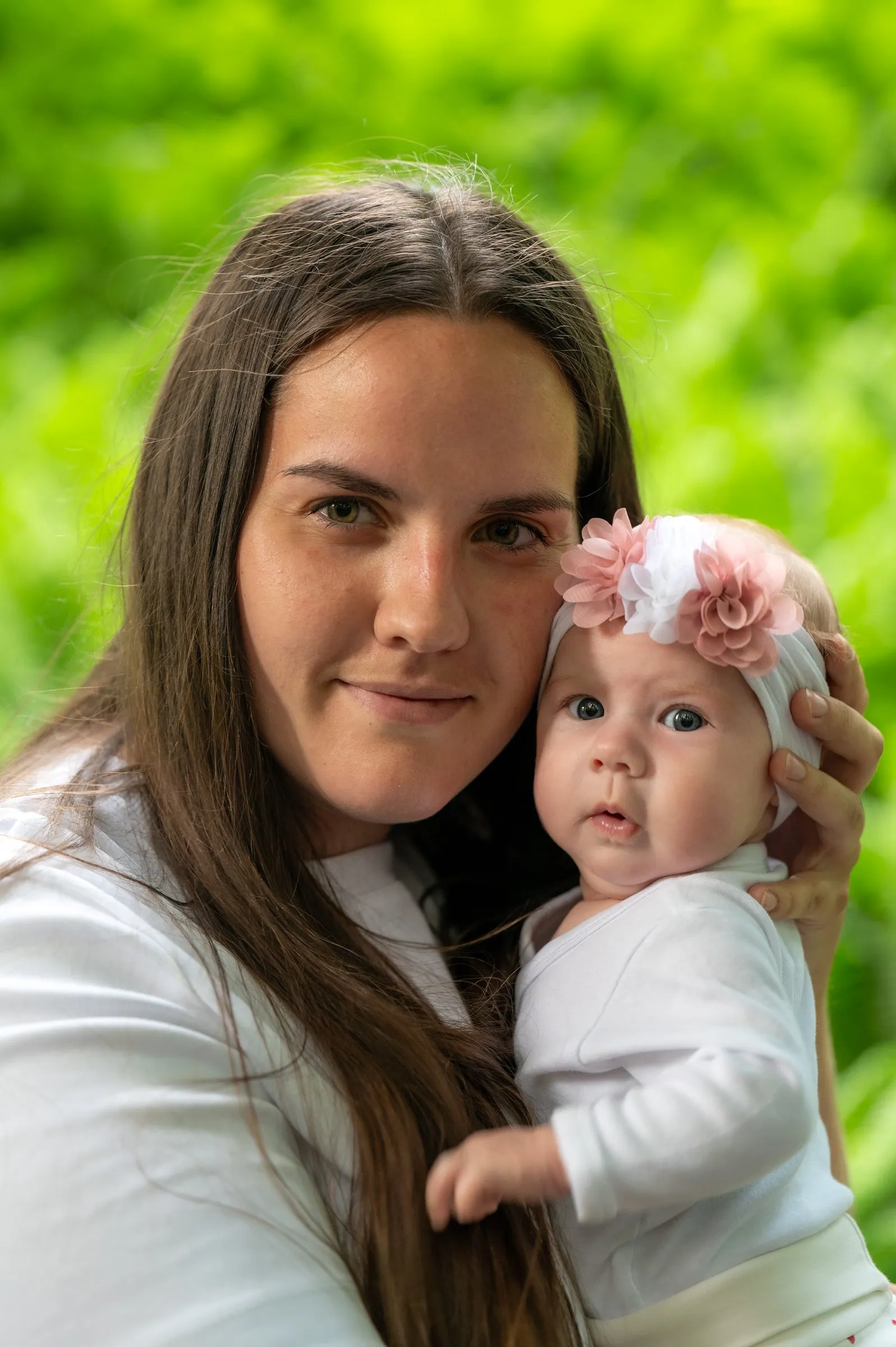 Mama z córeczką wśród zieleni arboretum