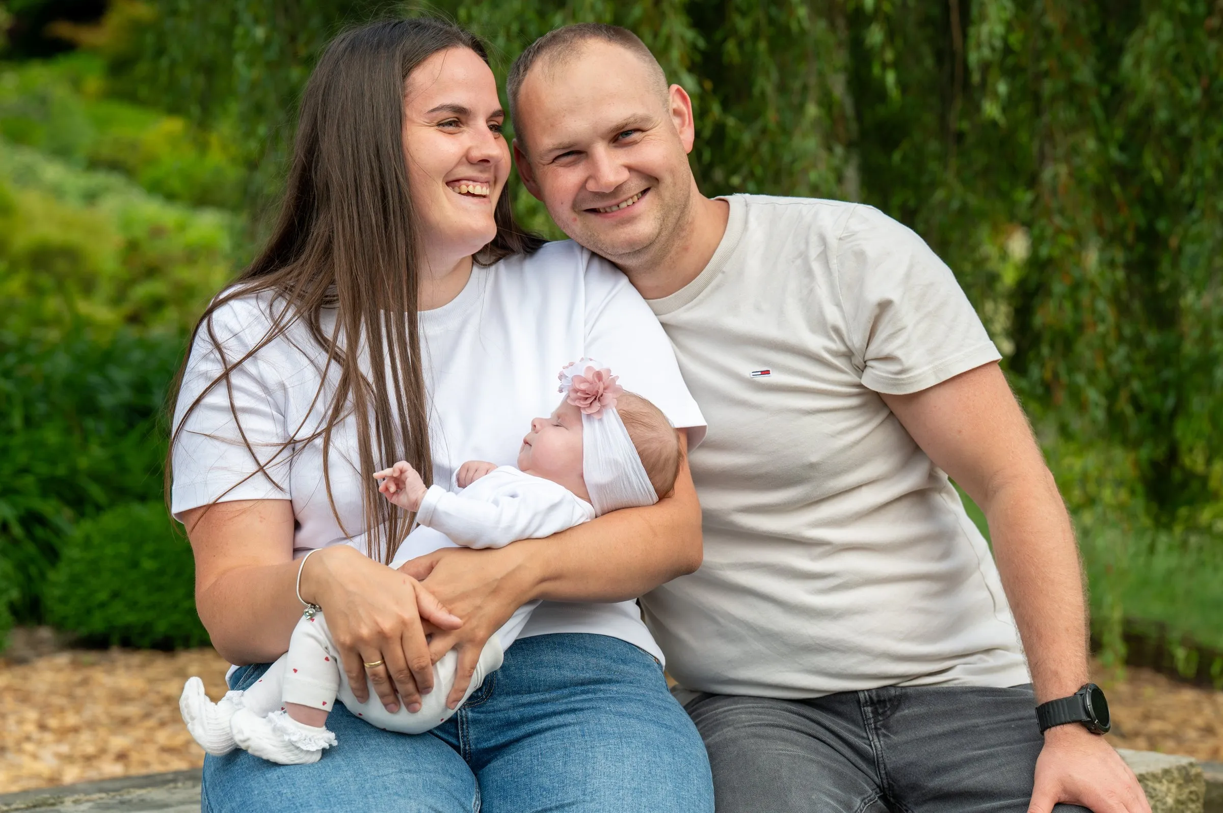 Rodzice uśmiechają się do niemowlęcia