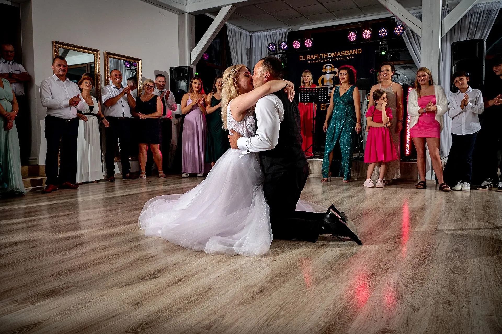 Taniec pary młodej późnym wieczorem