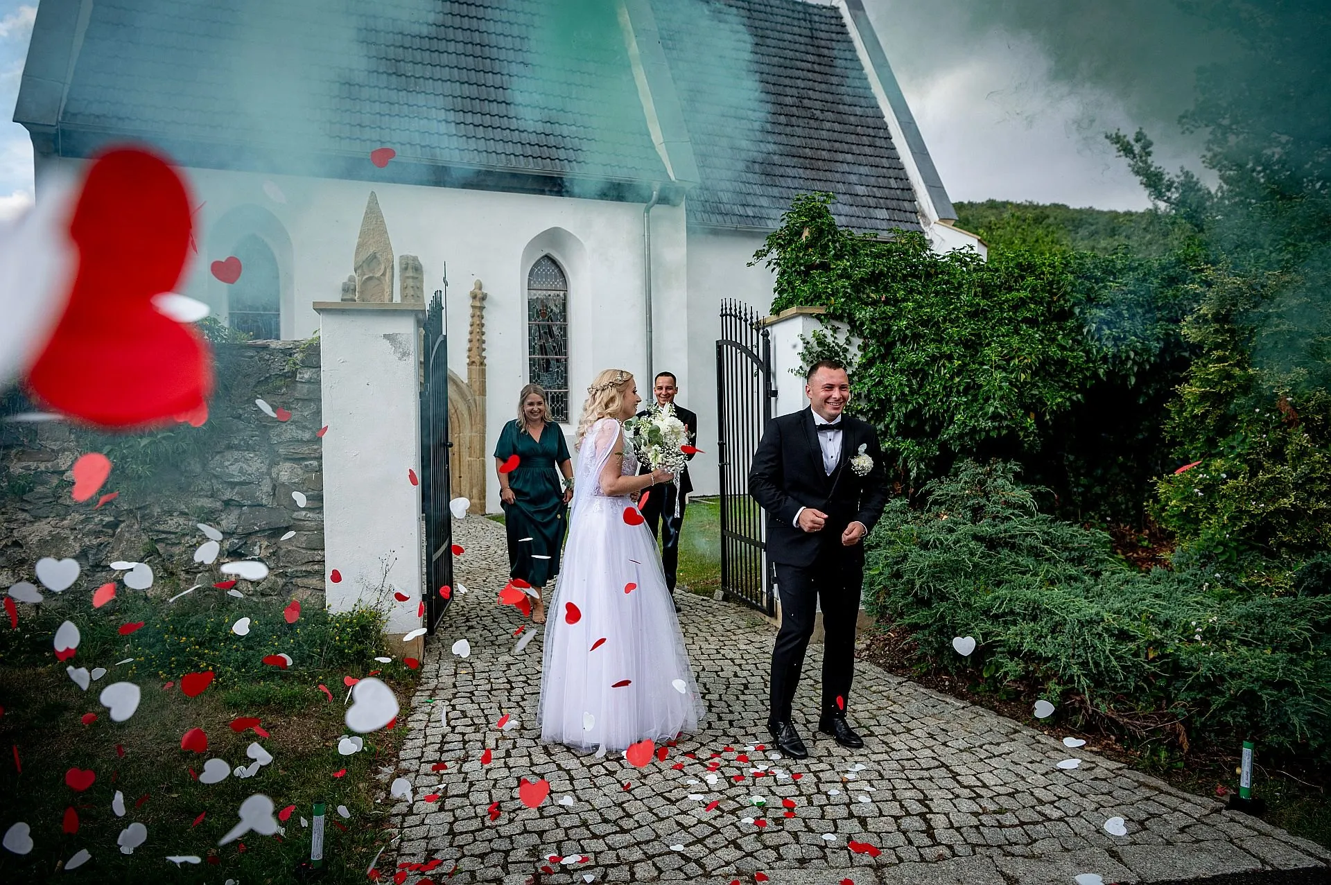 Wyjście z kaplicy w deszczu płatków róż