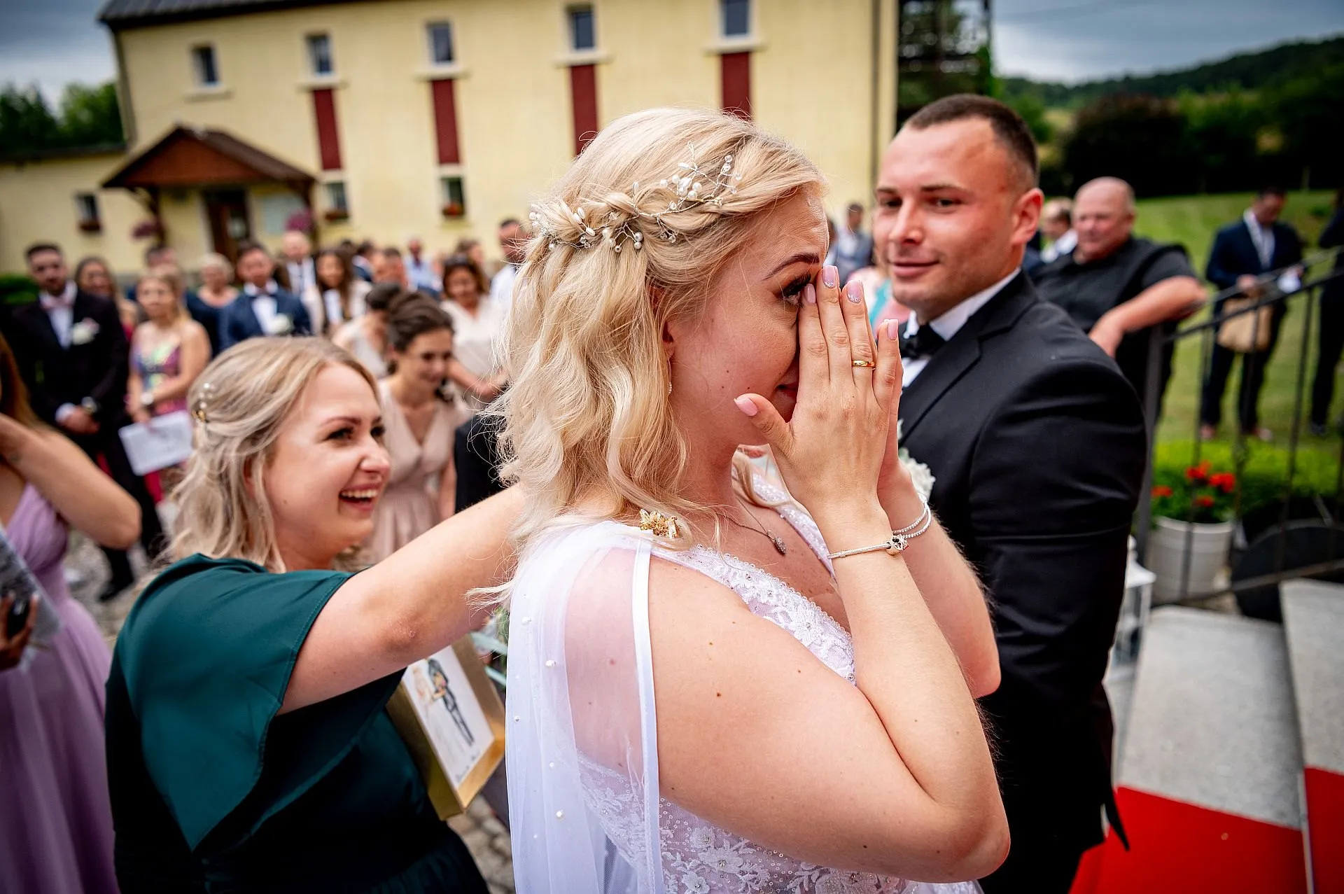 Wzruszenie panny młodej podczas życzeń
