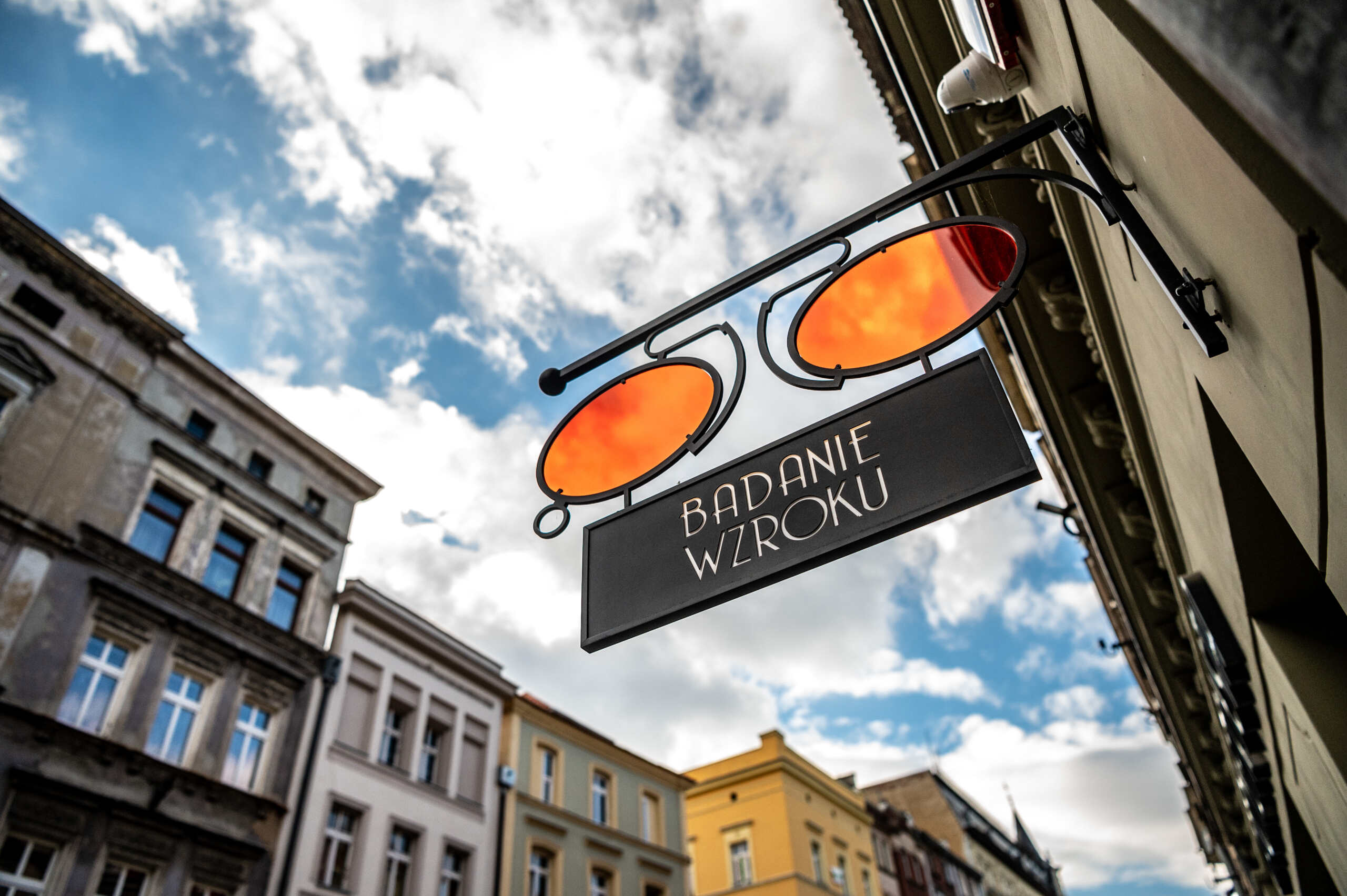 Salon optyczny Świdnica – witryna sklepu Witryna salonu optycznego w Świdnicy z zewnątrz