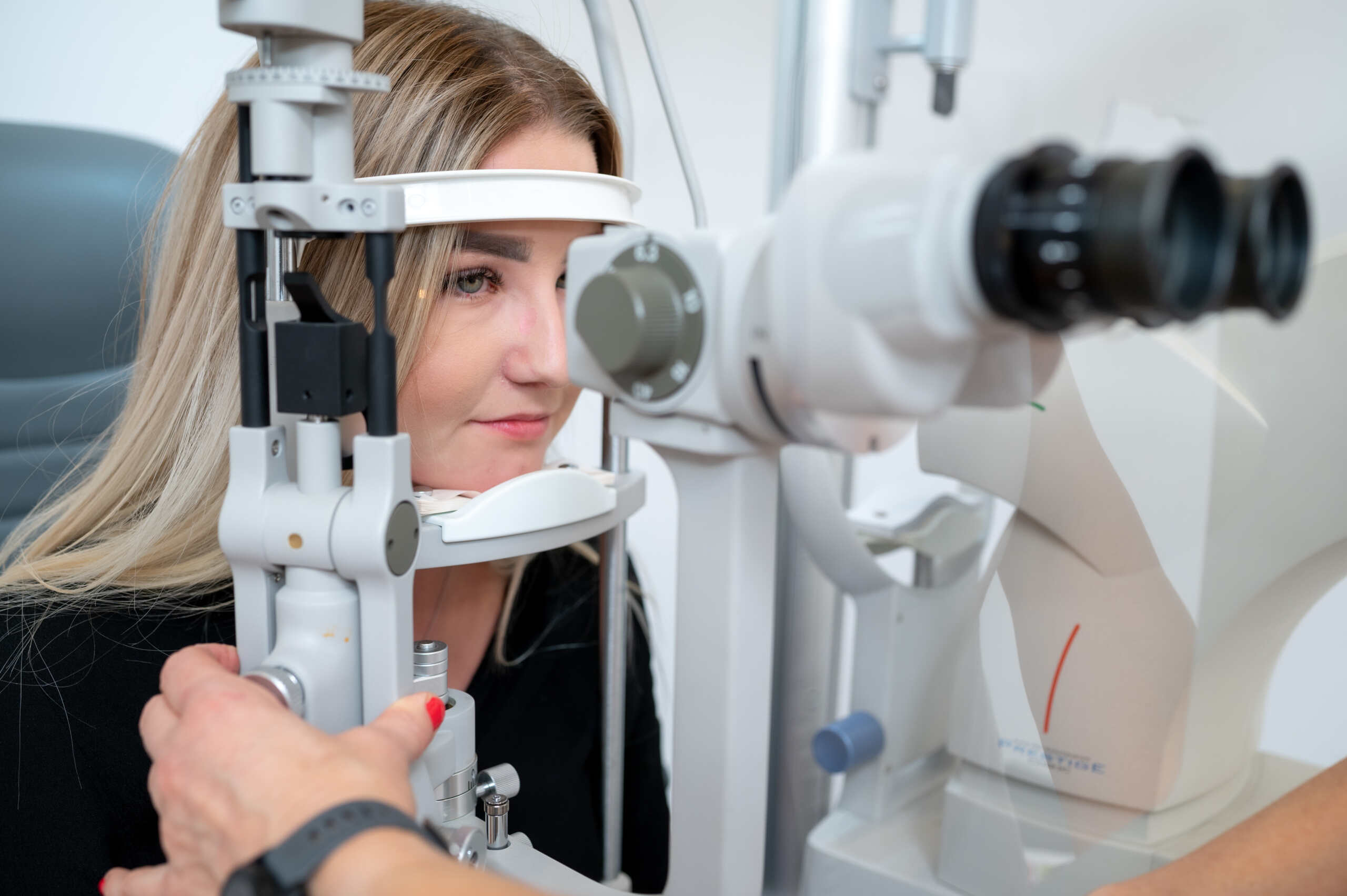 Badanie wzroku w gabinecie optometrycznym Optometrystka badająca wzrok pacjentki w gabinecie optometrycznym w Świdnicy