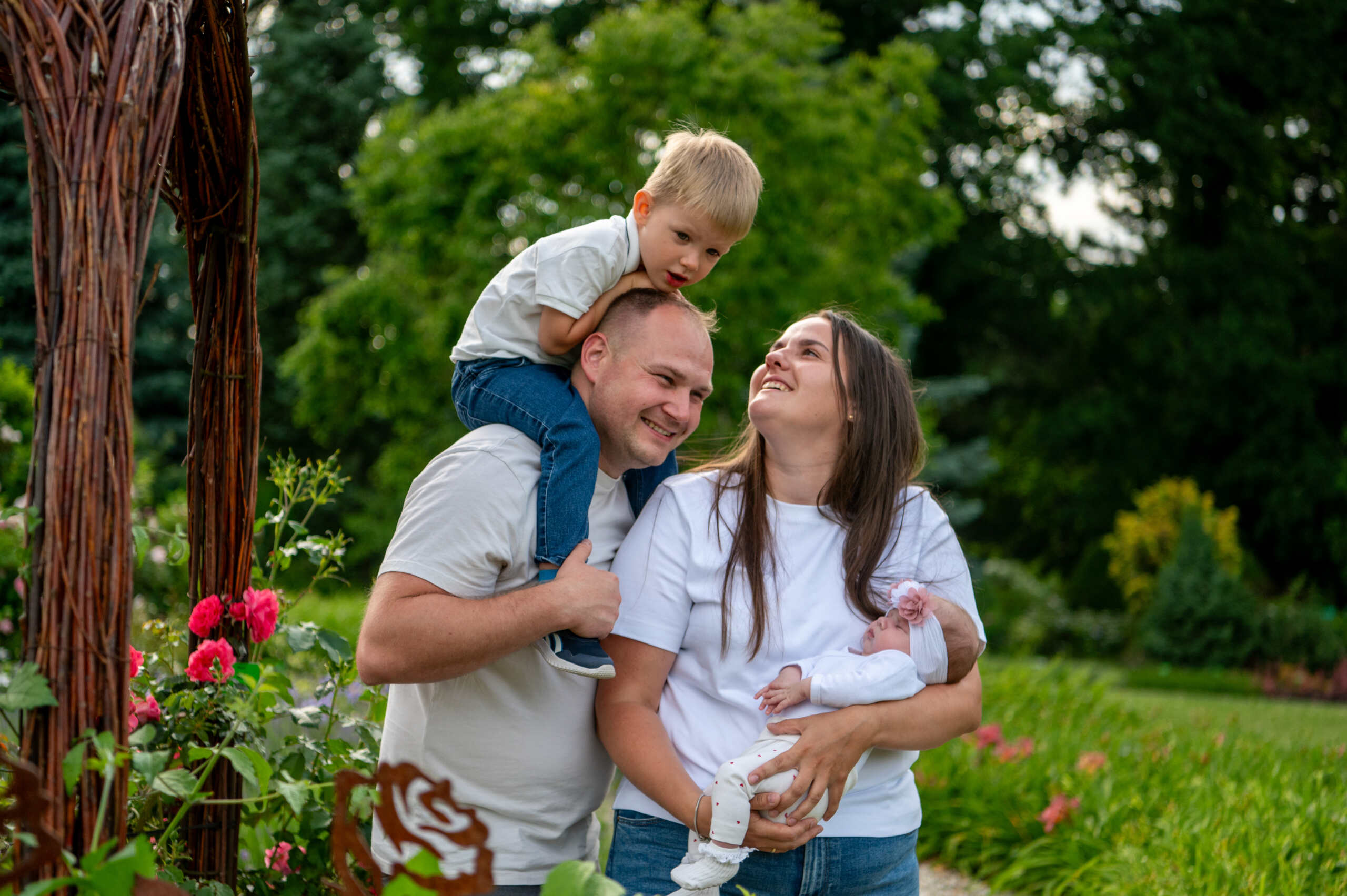 rawdziwe-emocje-sesji-rodzinnej Rodzinne zdjęcia plenerowe – bliskość i relacje