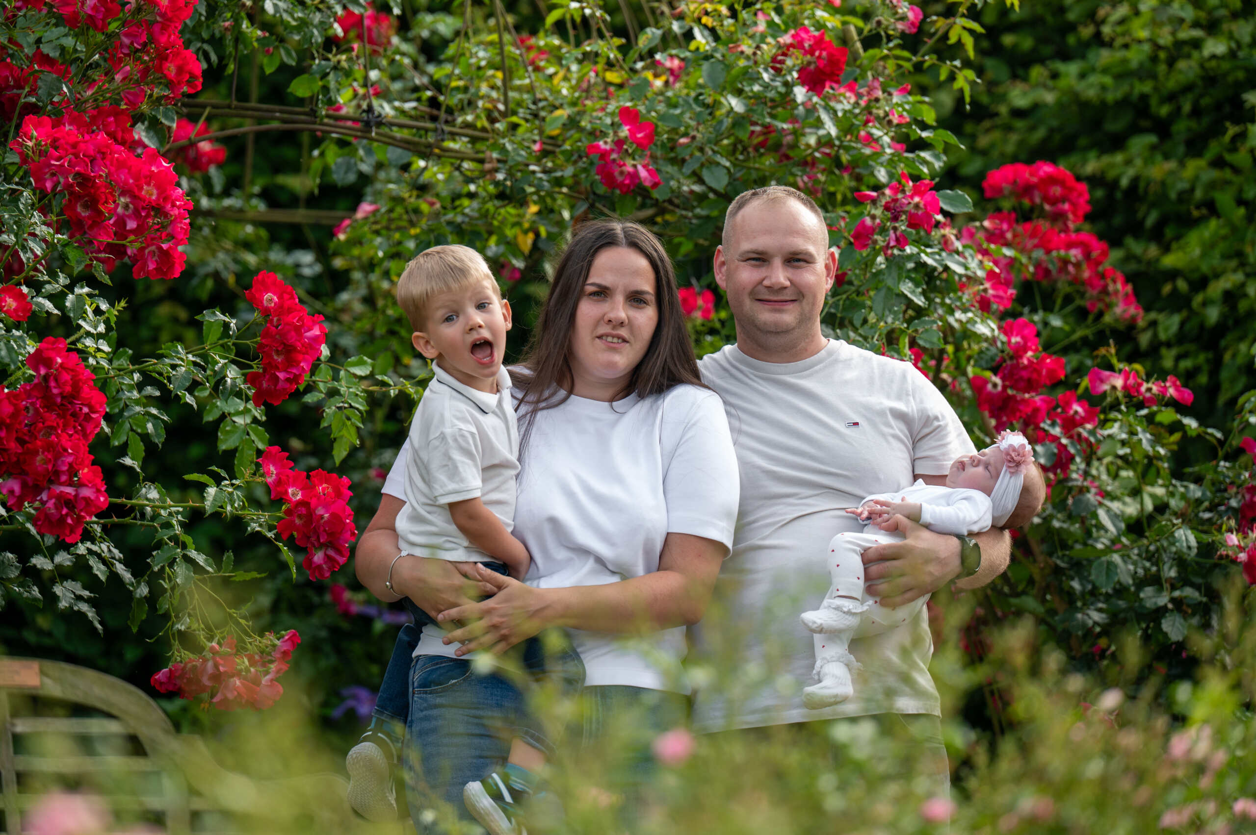 naturalne-sesja-rodzinna Rodzinne zdjęcia plenerowe – bliskość i relacje w kadrze