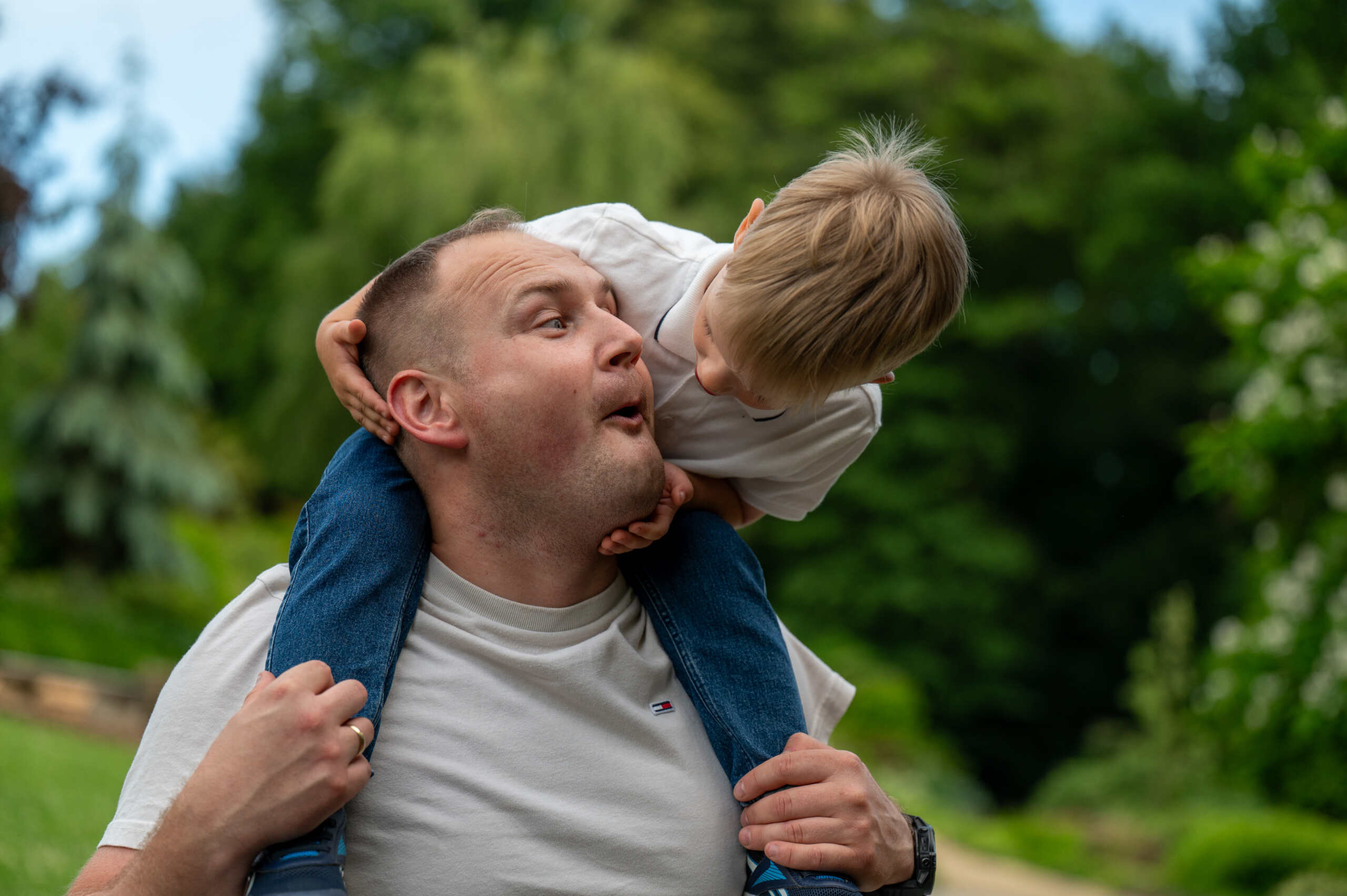 fotografia-rodzinna-swidnica-naturalna-niepozowana Fotografia rodzinna lifestyle – rodzice z dzieckiem w ruchu