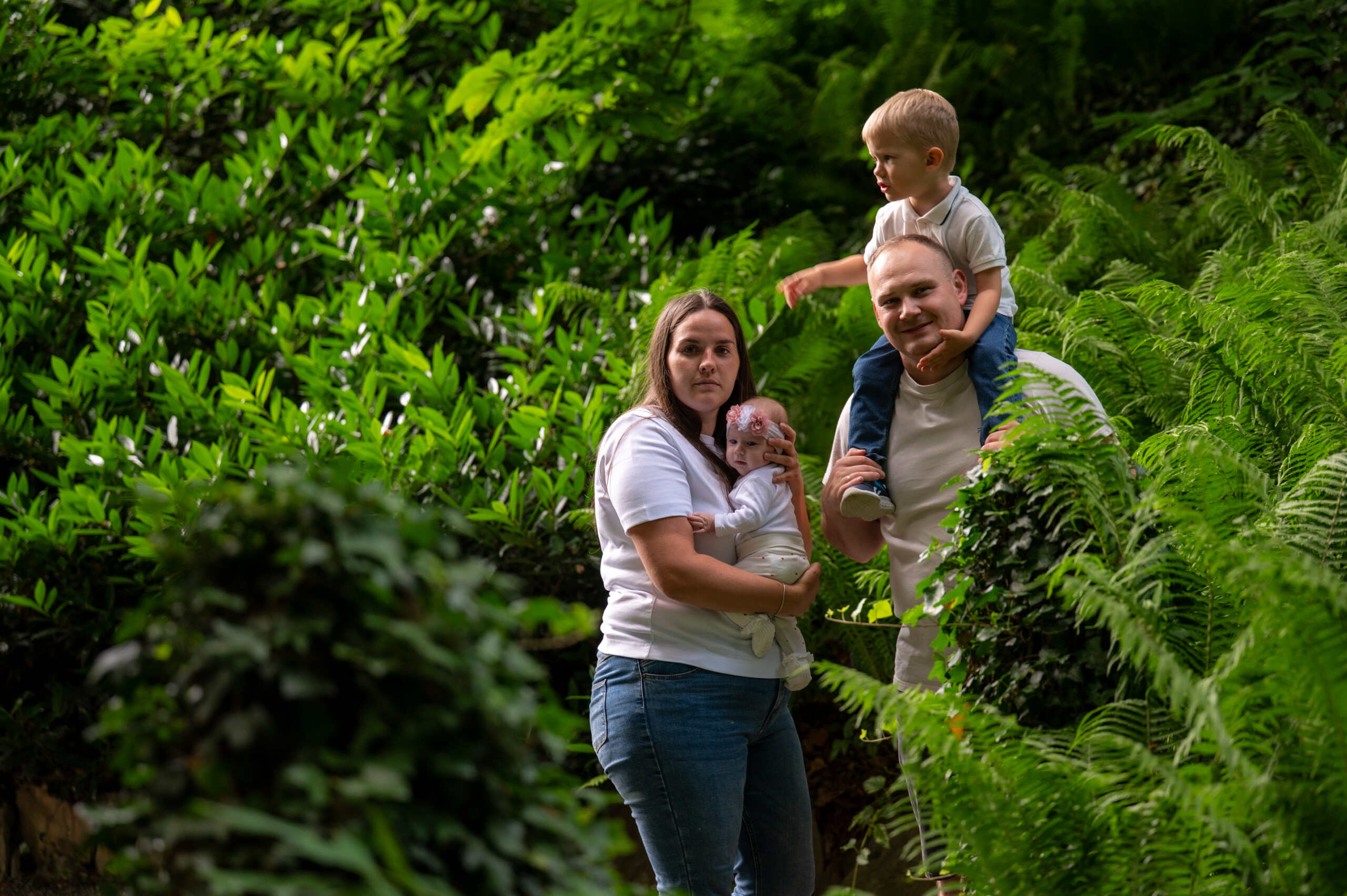 sesja-rodzinna-plener-swidnica Sesja rodzinna Świdnica – wspólne przytulenie na tle zieleni