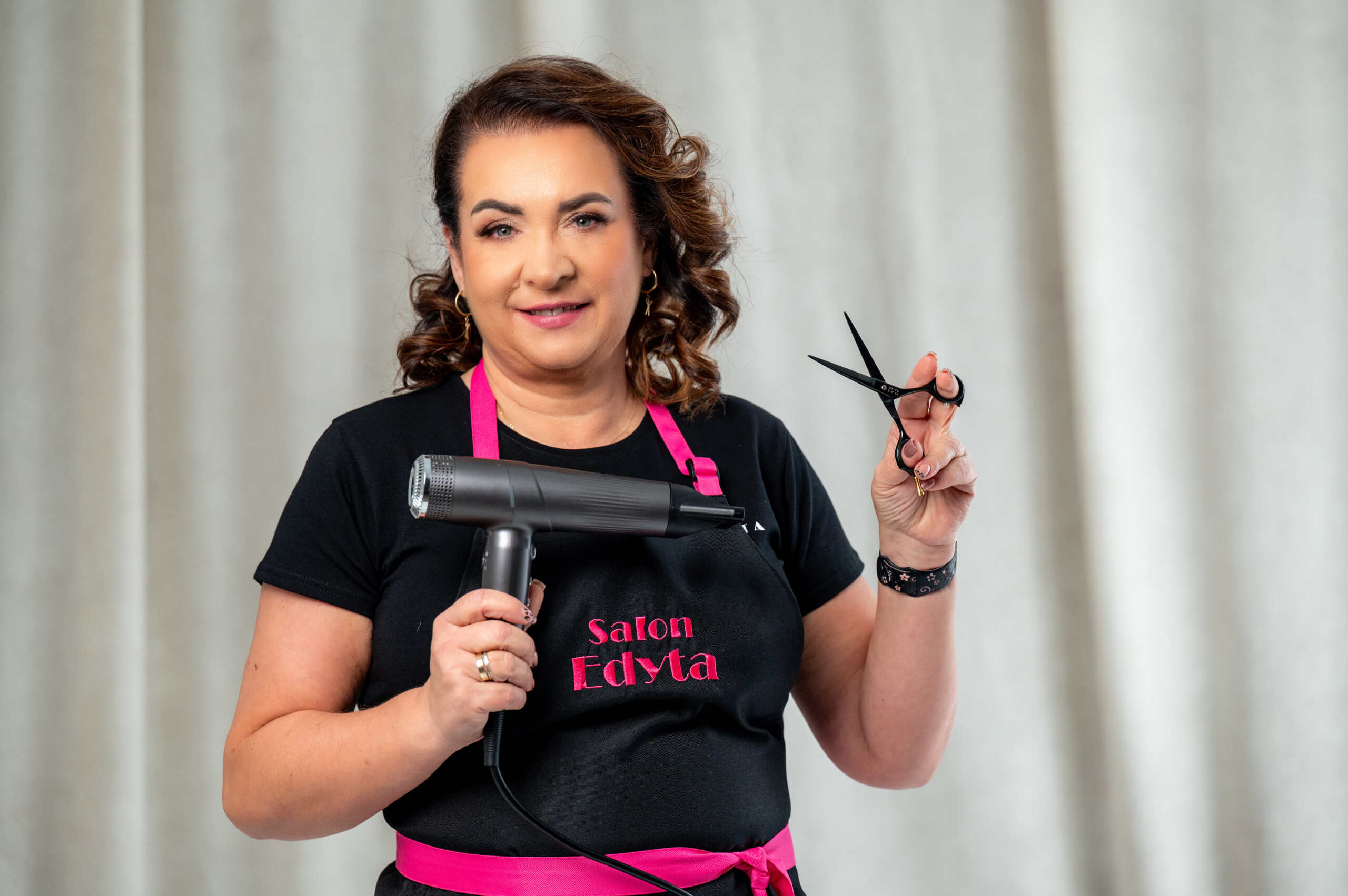 Biznesowa sesja zdjęciowa fryzjerki Fryzjerka podczas sesji biznesowej w studio fotograficznym