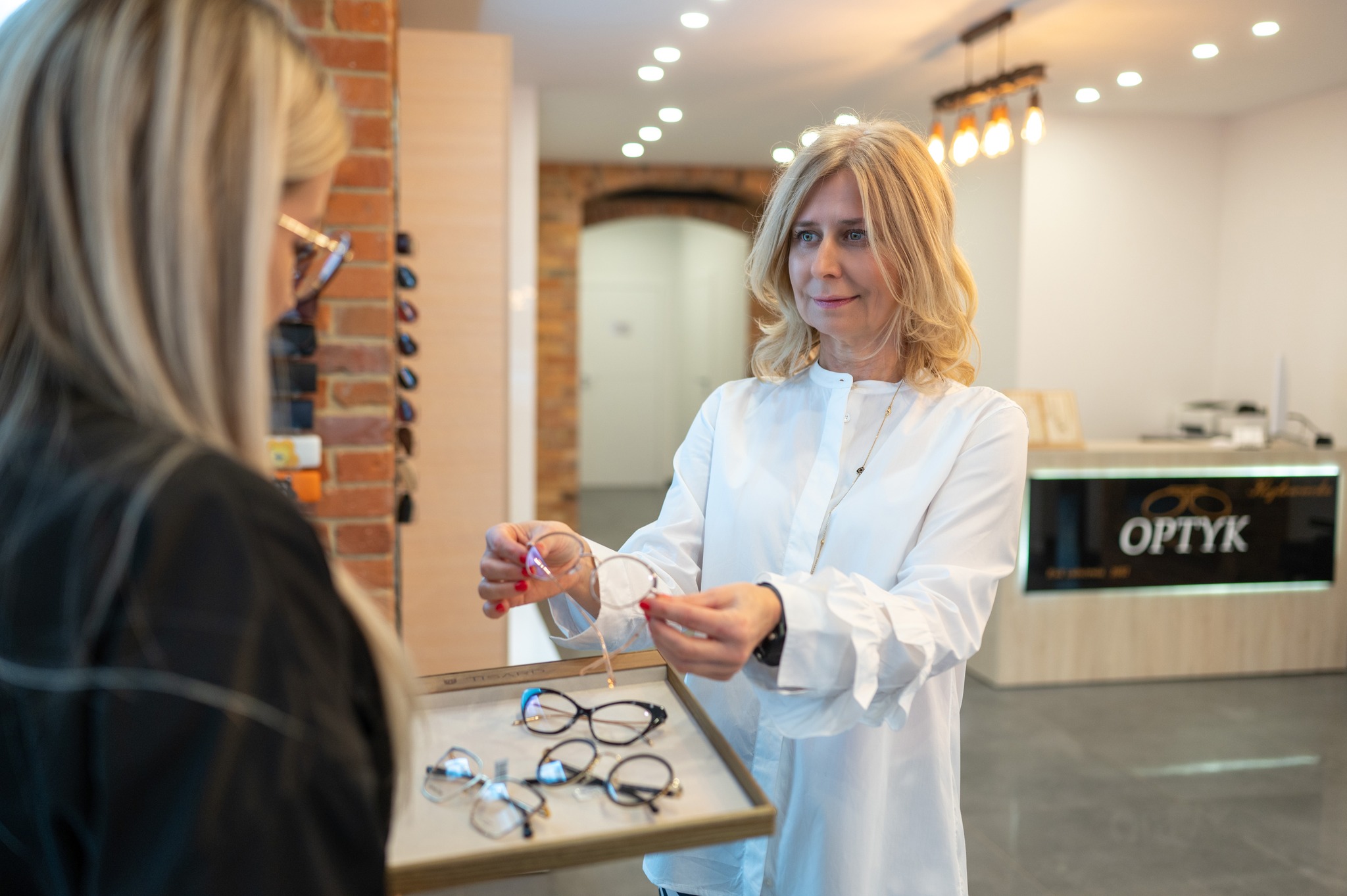 Salon optyczny – fotografia wnętrza Świdnica Salon optyczny w Świdnicy z ekspozycją oprawek okularowych