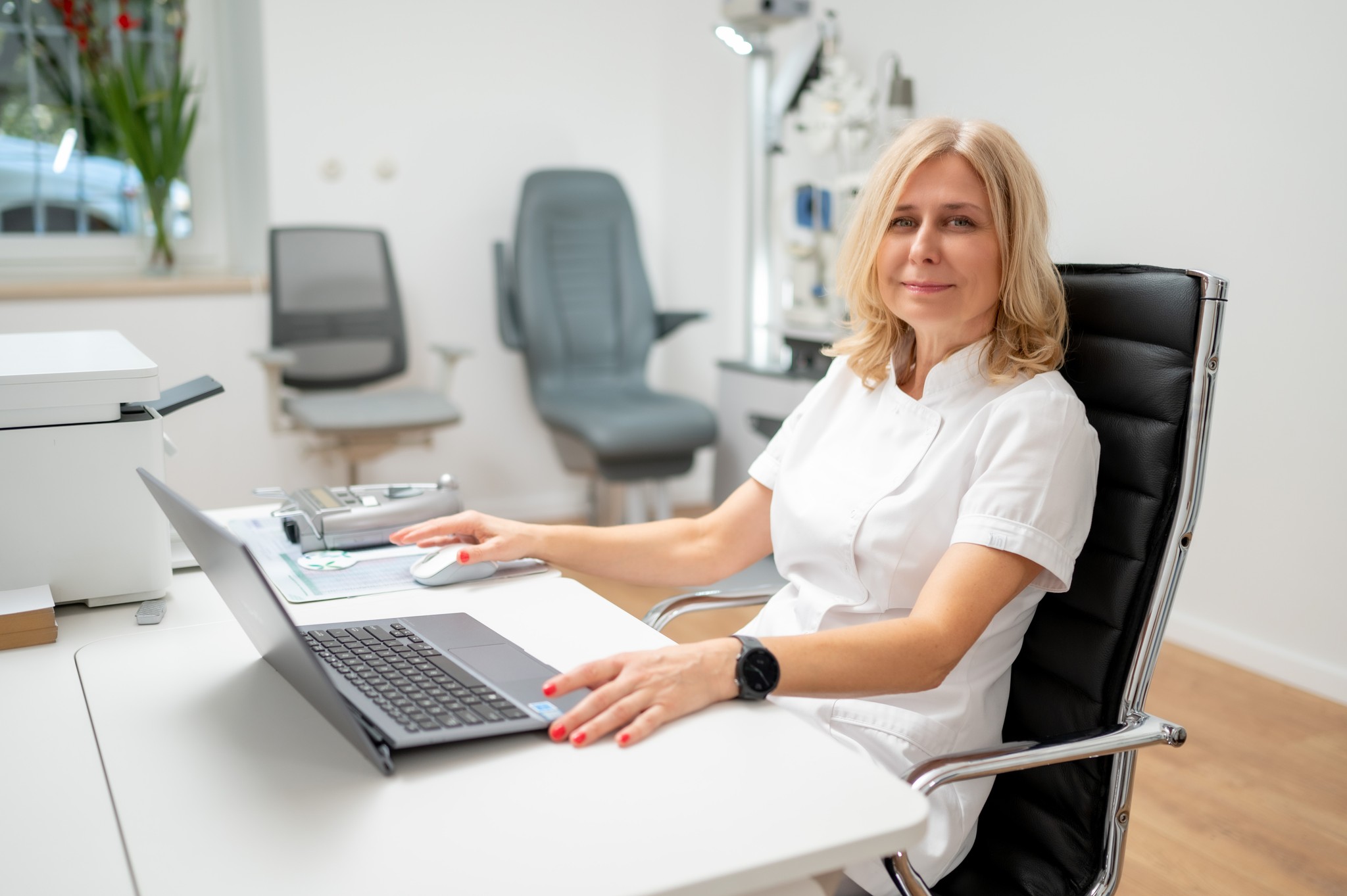 Sesja biznesowa optyka – gabinet optyczny Świdnica Optometrystka podczas pracy w gabinecie optycznym w Świdnicy