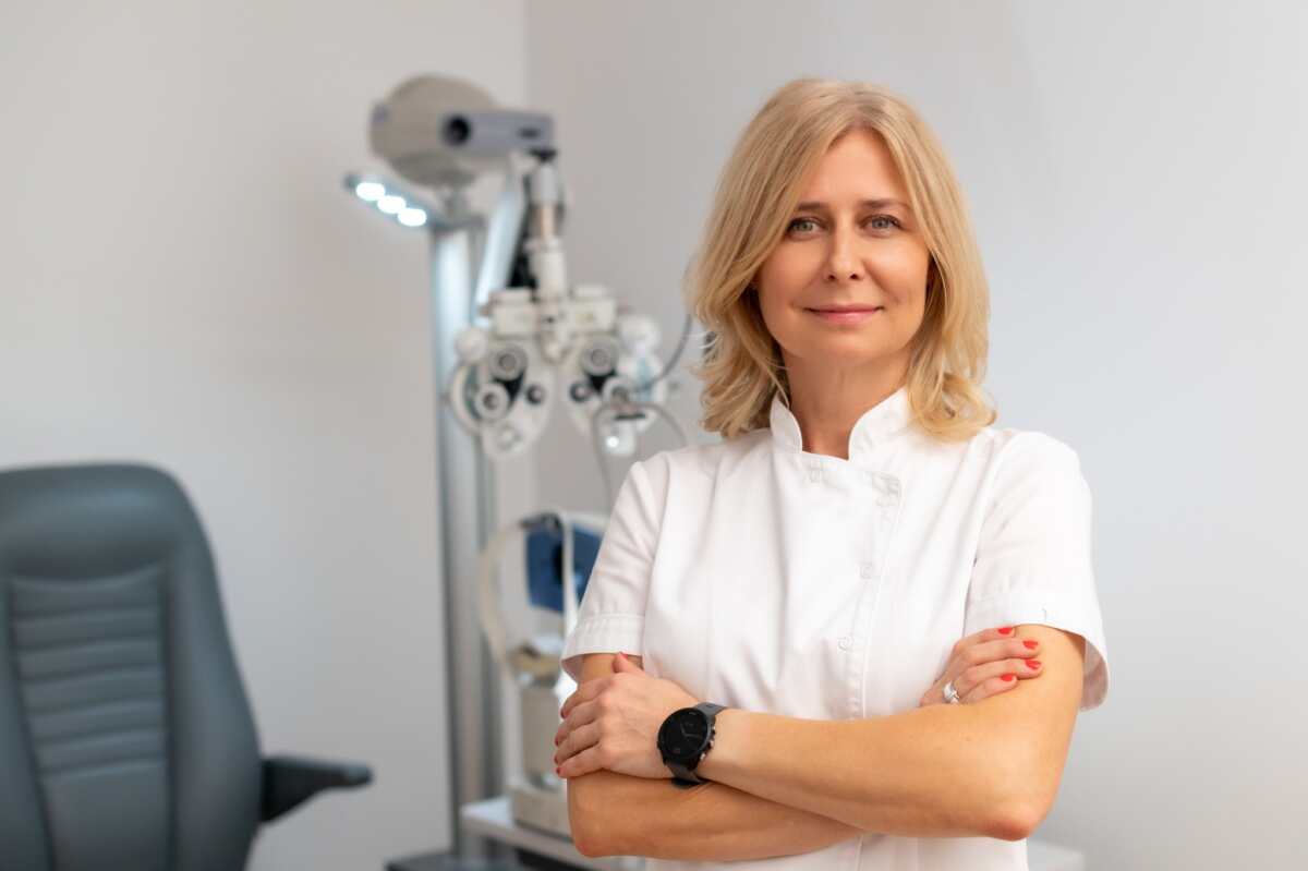 Portret optometrystki – sesja wizerunkowa Świdnica Portret optometrystki w gabinecie optycznym w Świdnicy