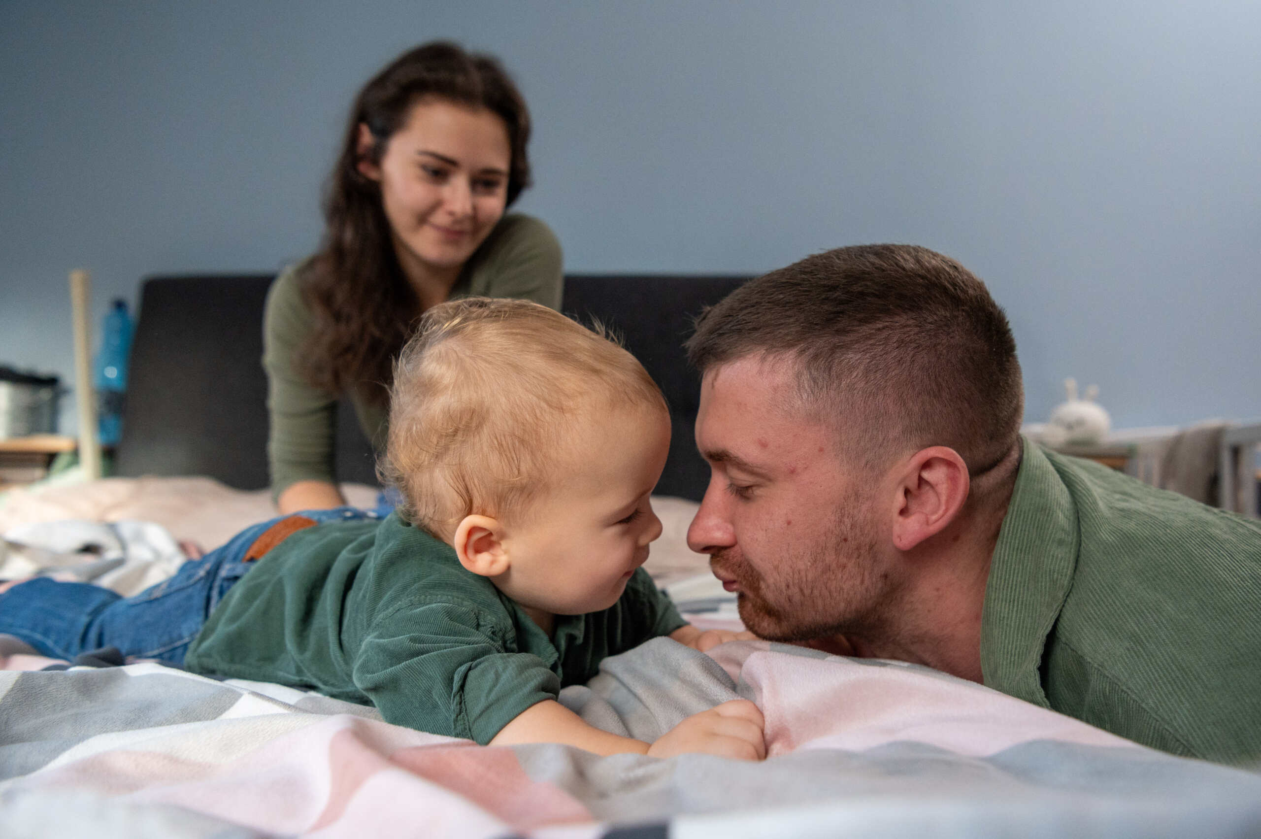 Rodzina podczas zabawy w mieszkaniu sesji zdjęciowej w Świdnicy