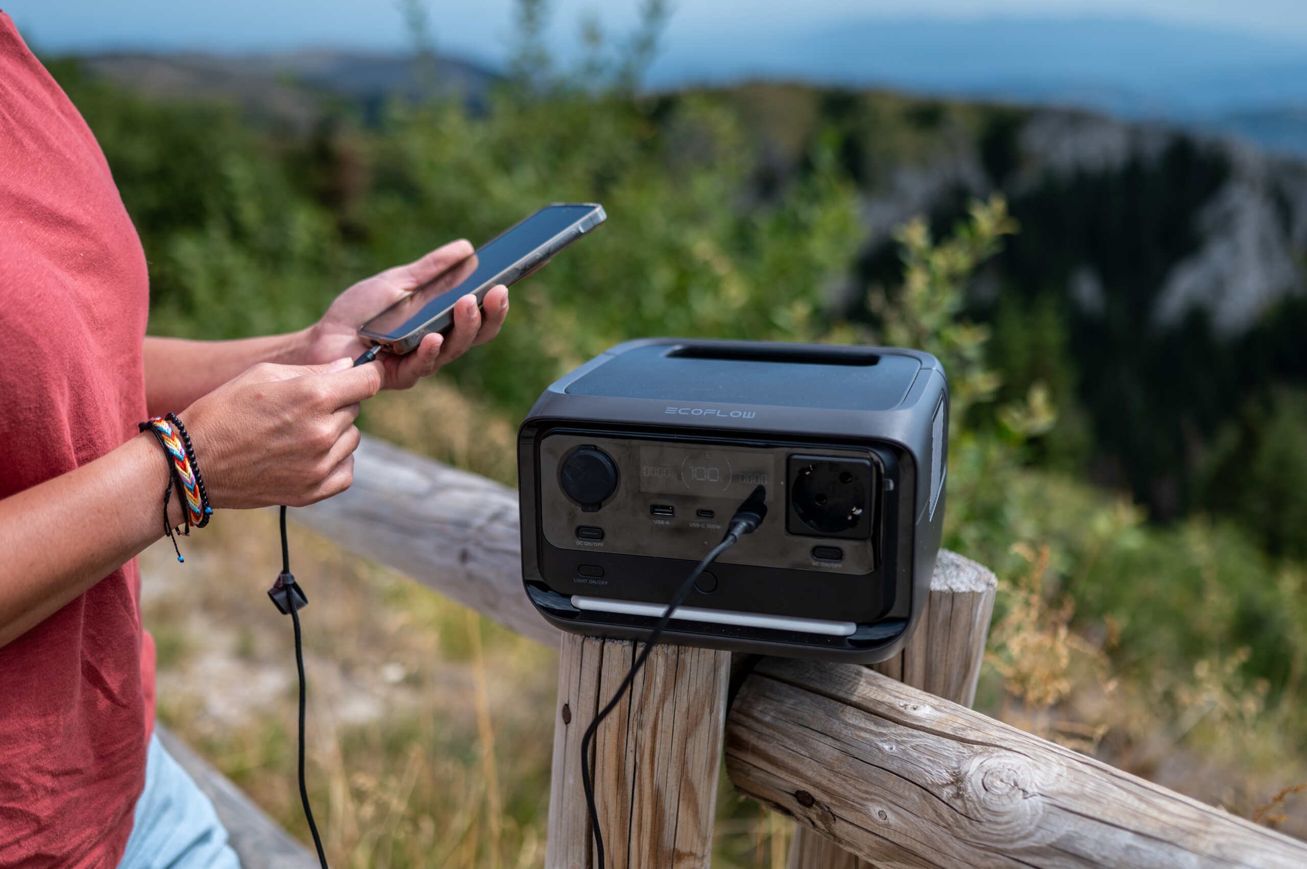 Przenośna stacja zasilania EcoFlow ustawiona w górskim plenerze podczas sesji zdjęciowej