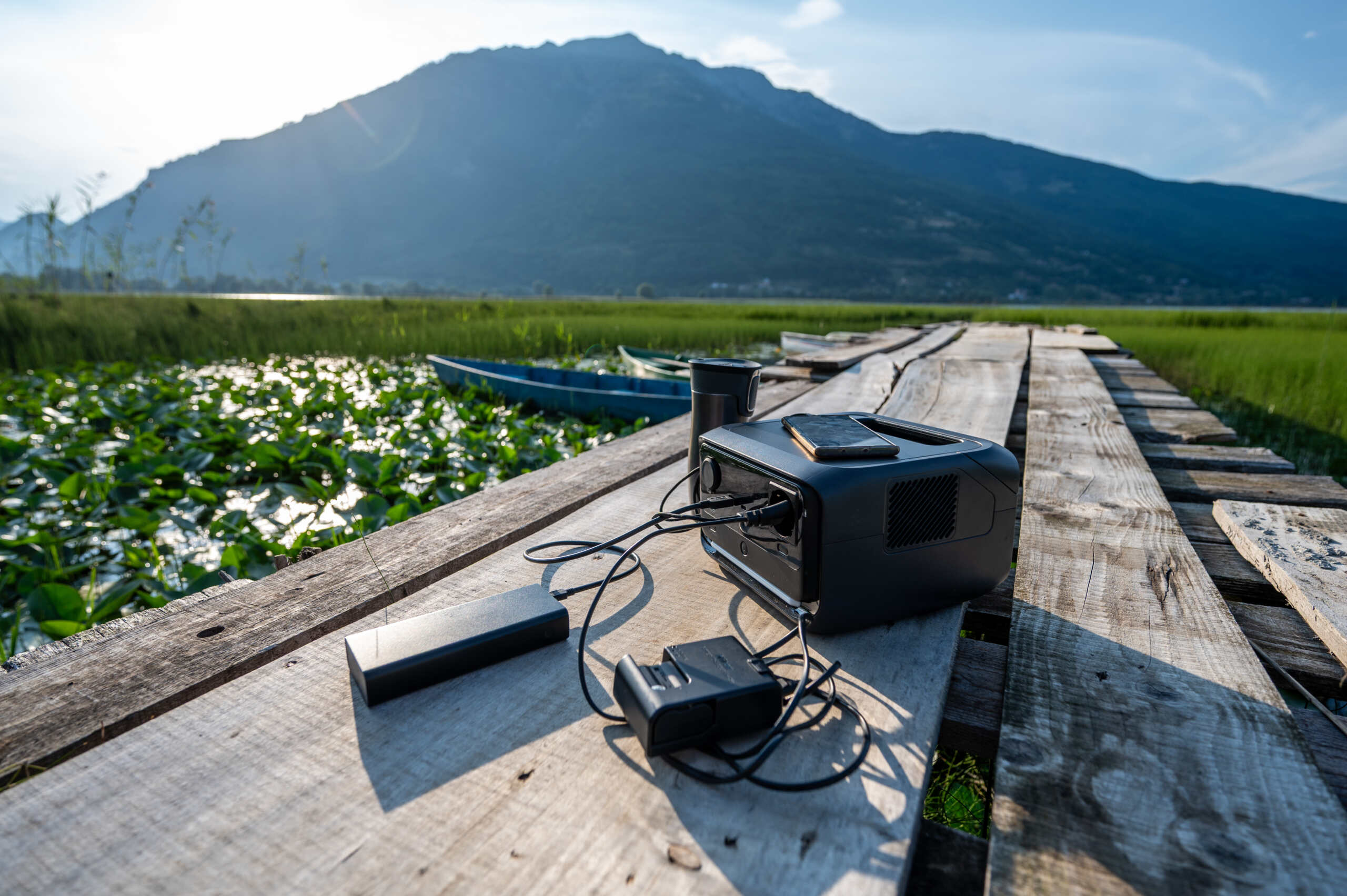 Stacja zasilania EcoFlow przy samochodzie w górskiej lokalizacji