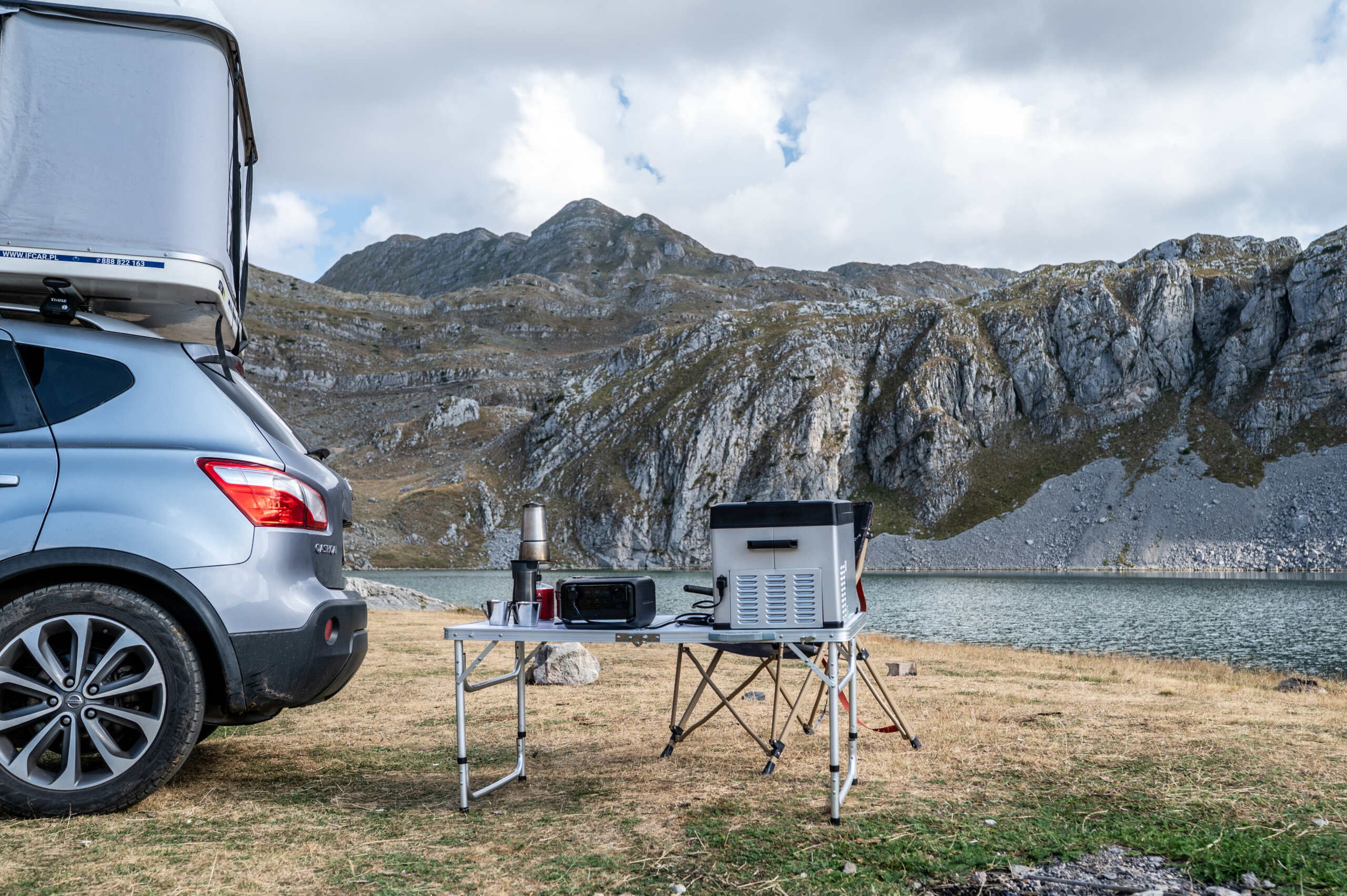 Zbliżenie na urządzenie EcoFlow na tle górskiego krajobrazu