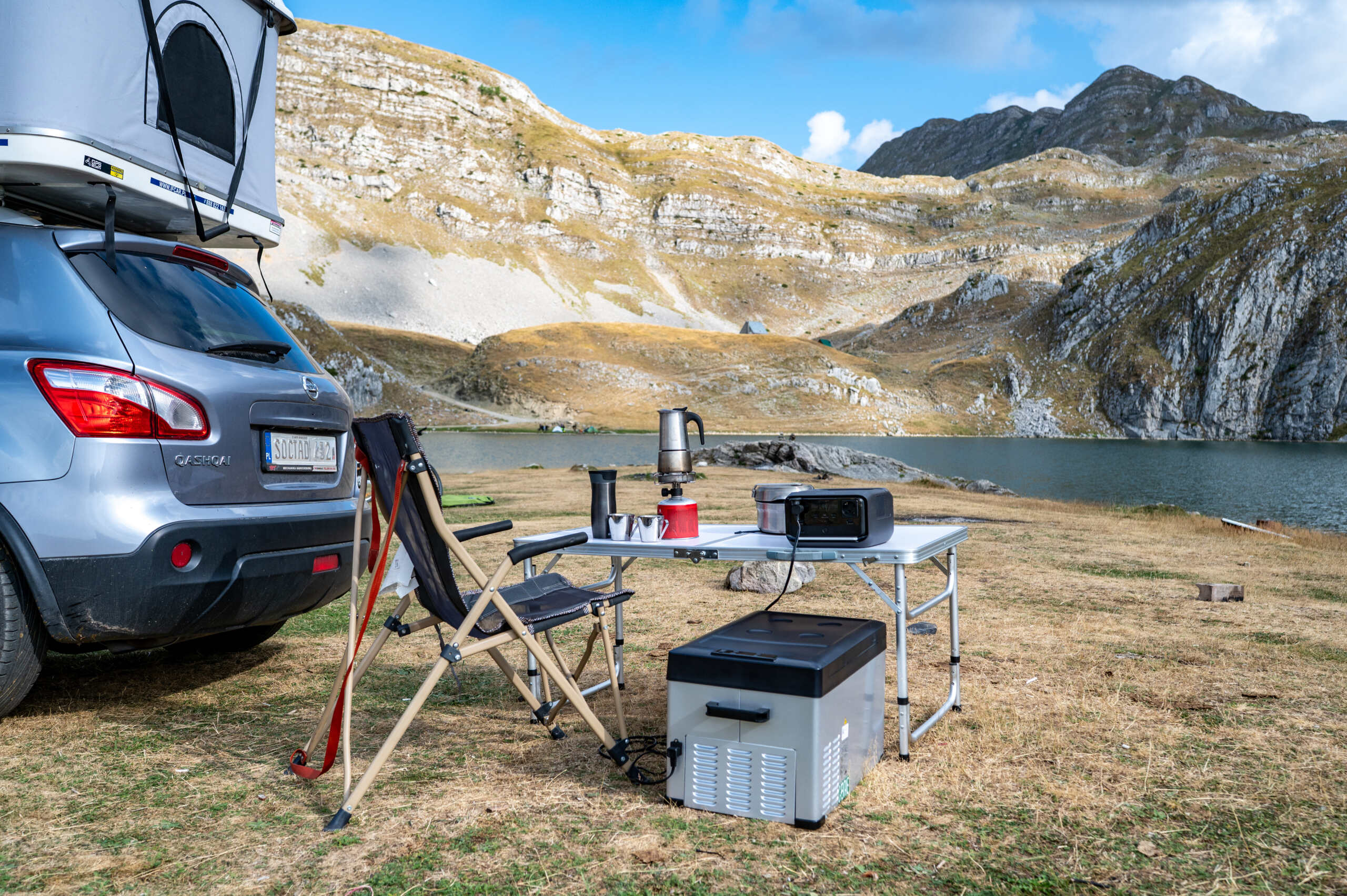 EcoFlow na campingu Urządzenie EcoFlow używane podczas odpoczynku na campingu w górach