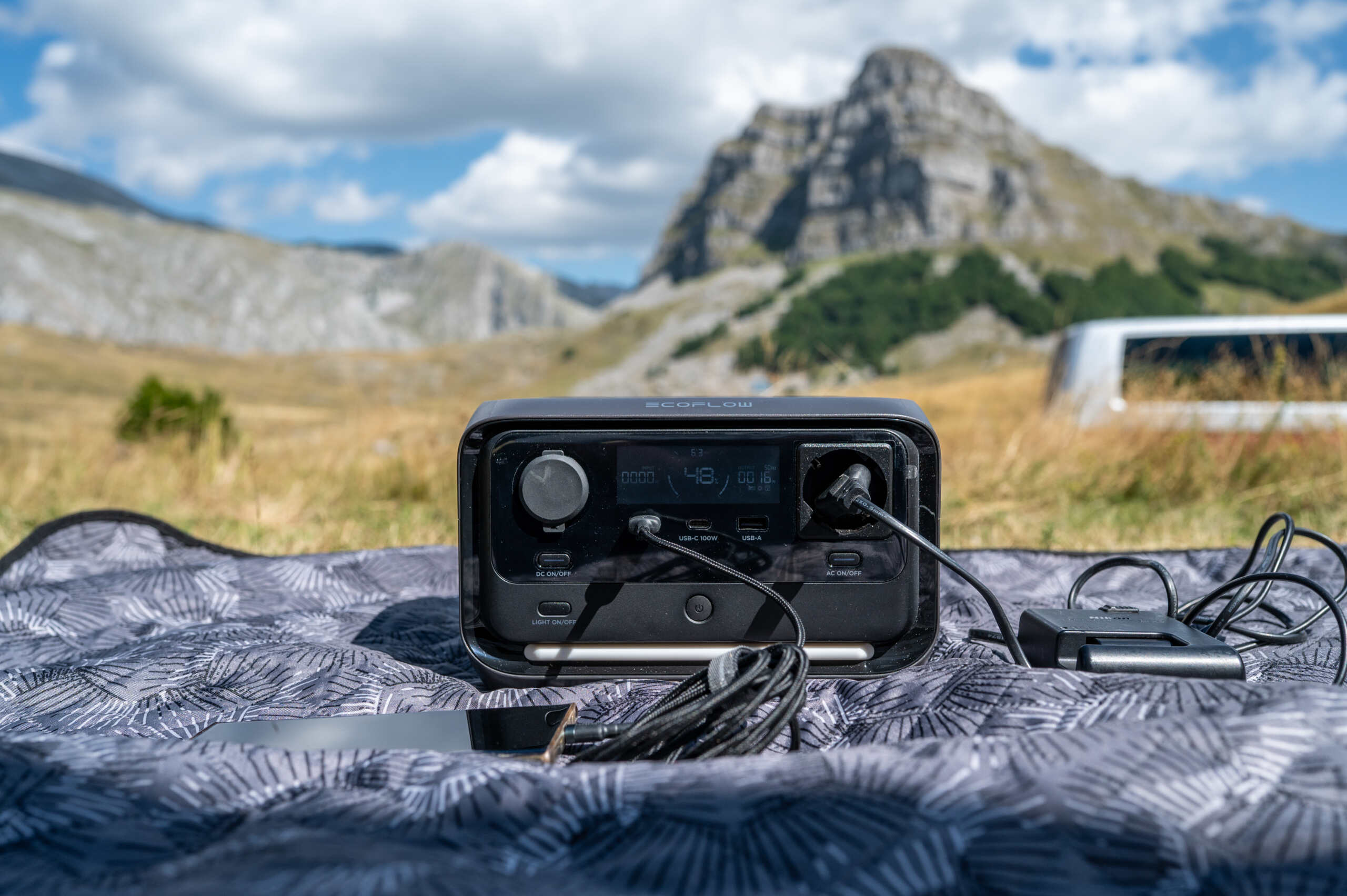 EcoFlow podczas road tripu Lifestyle’owe zdjęcie EcoFlow podczas postoju w trasie na Bałkanach
